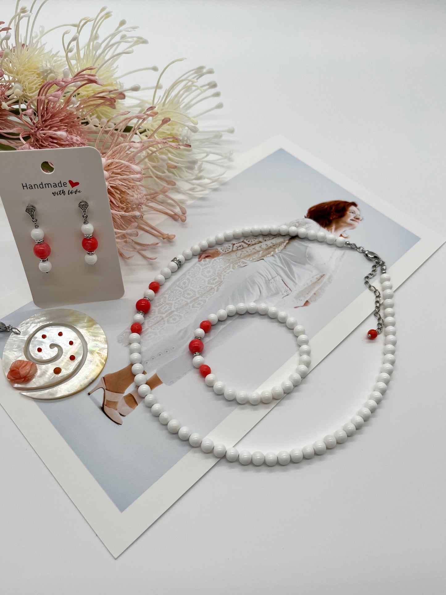 Sommerliches Schmuck-Set aus Muschelperlen und Koralle