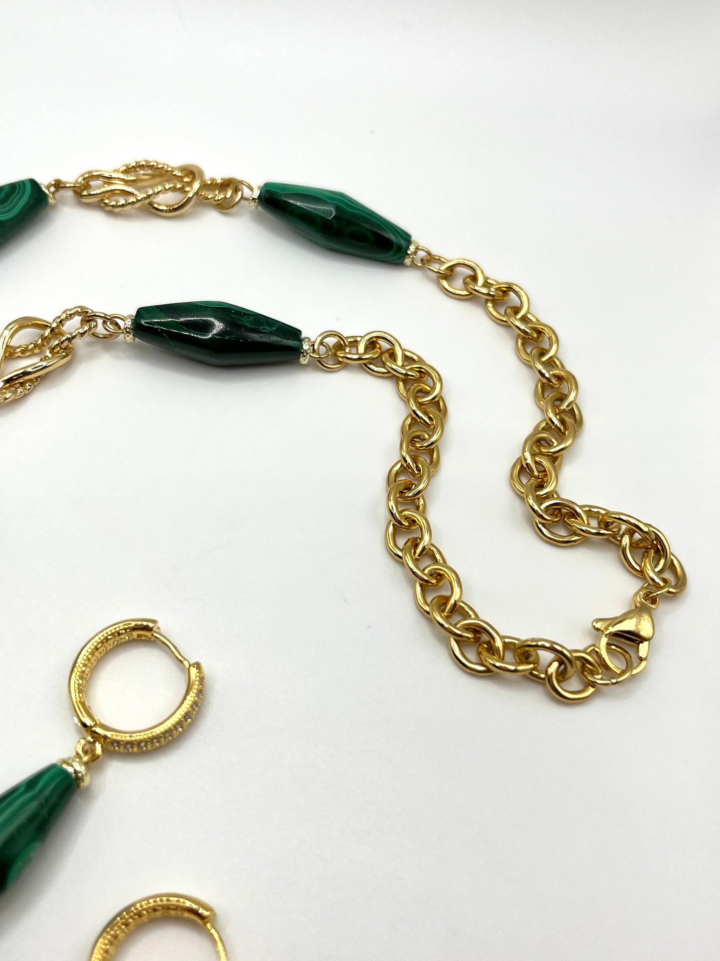 Eleganz in Grün – Schmuckset aus Malachit & Goldakzenten