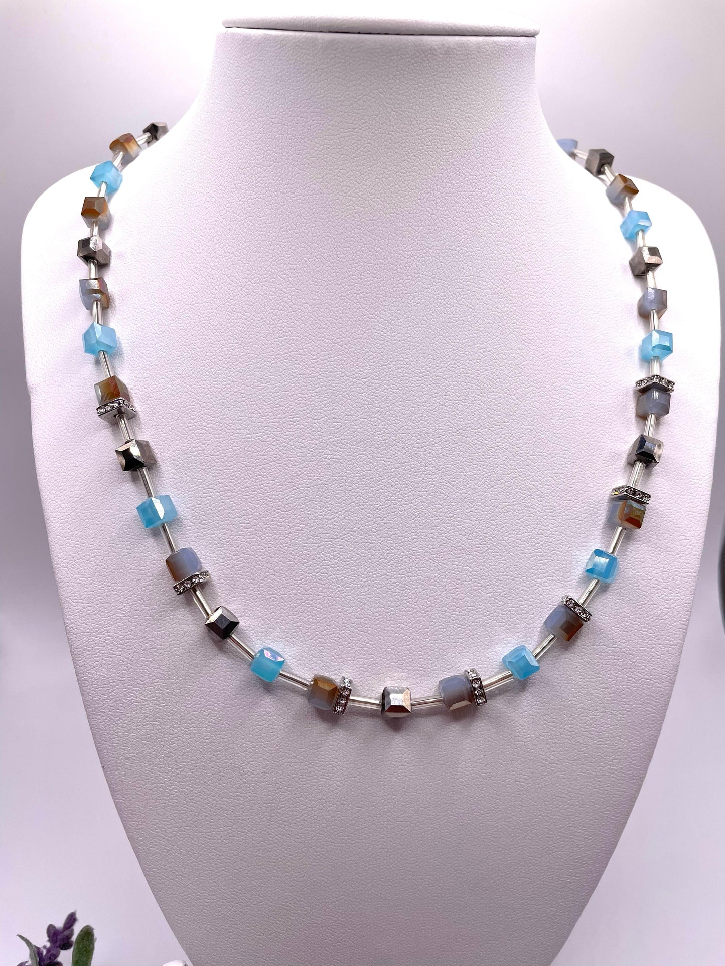 Wunderschönes Schmuck-Set, Glasperlen in Würfelform