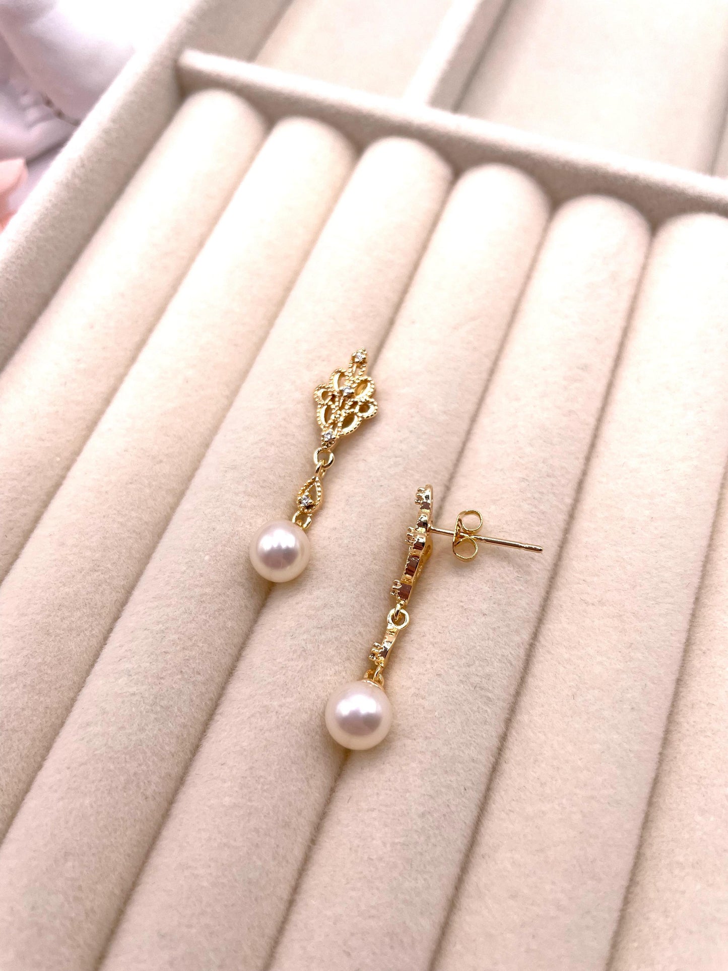 Zarte, filigrane Ohrstecker mit Süßwasserperlen