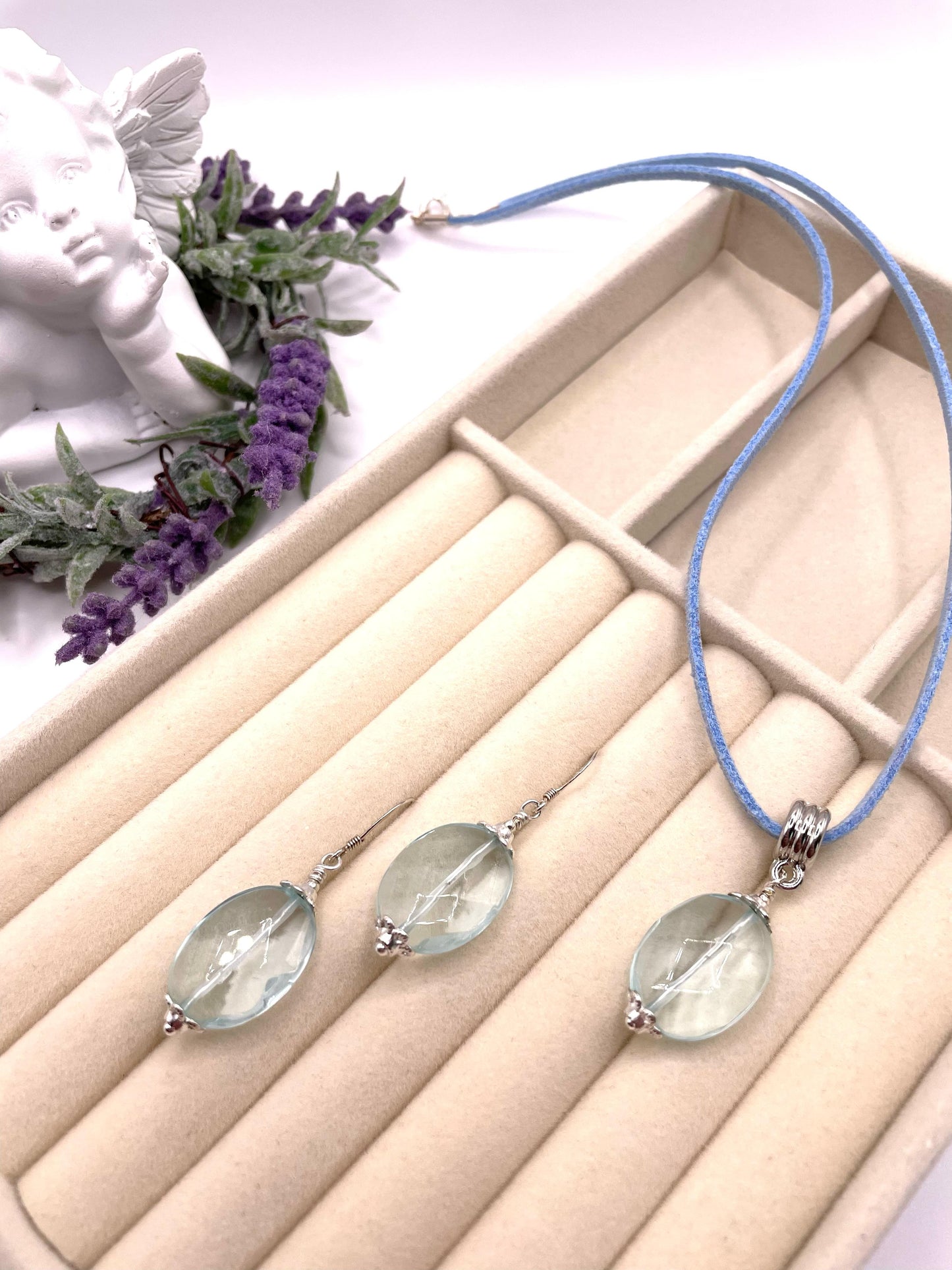 Schmuck-Set mit Aquamarin Perlen auf Lederband