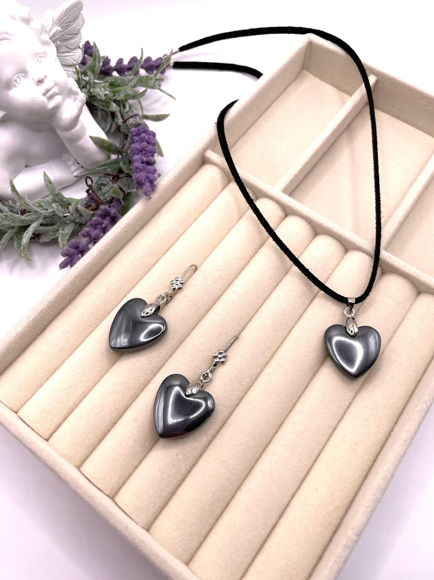 Schmuck-Set mit Hämatit in Herzform auf Lederband