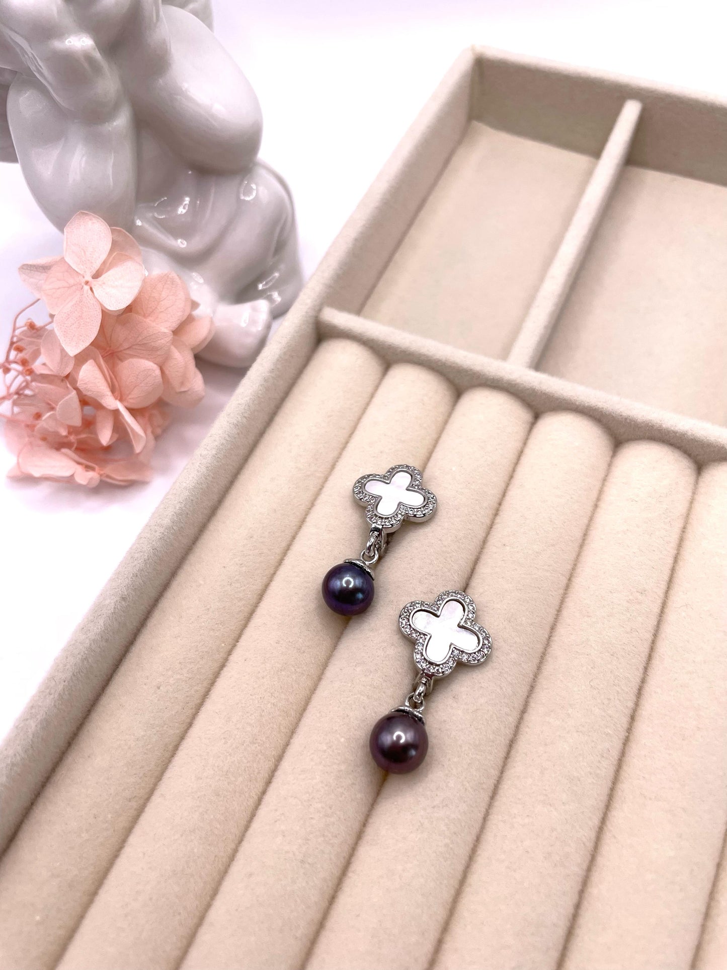 Zarte Ohrringe in Kleeblatt Form mit Süßwasserperlen in silber