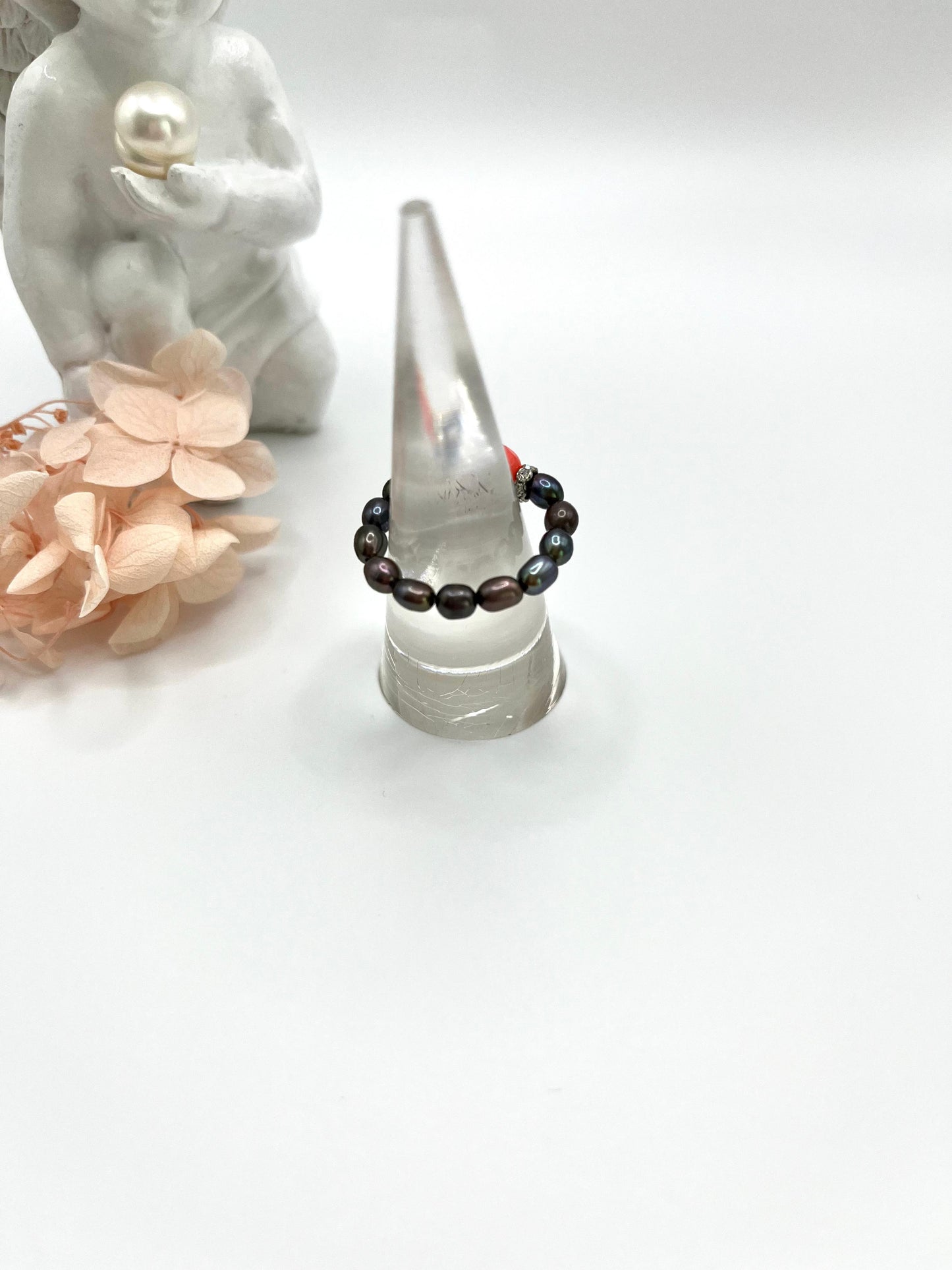 Perlenring mit Koralle