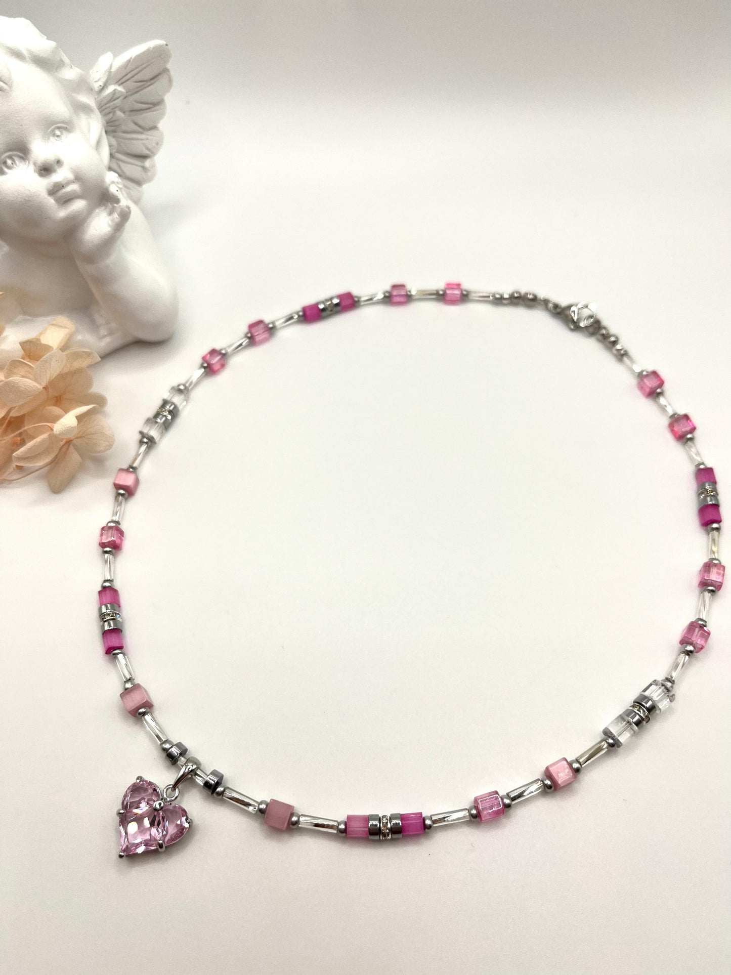 Leticia, zarte Kette mit rosefarbenen Glaswürfeln und Herz-Anhänger