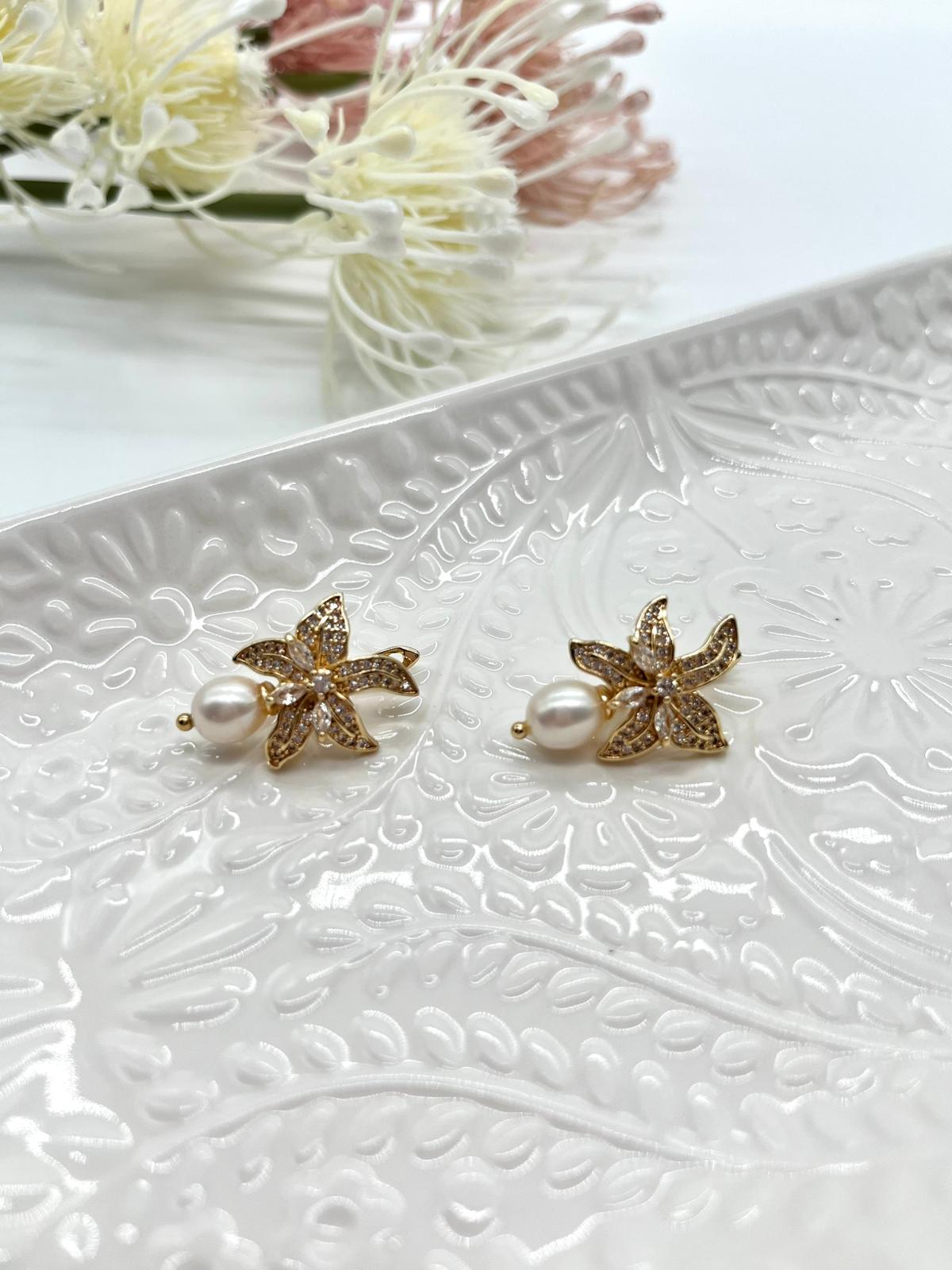 Zarte Ohrringe in Gold, Blütenform mit Zirkonia und echten Perlen
