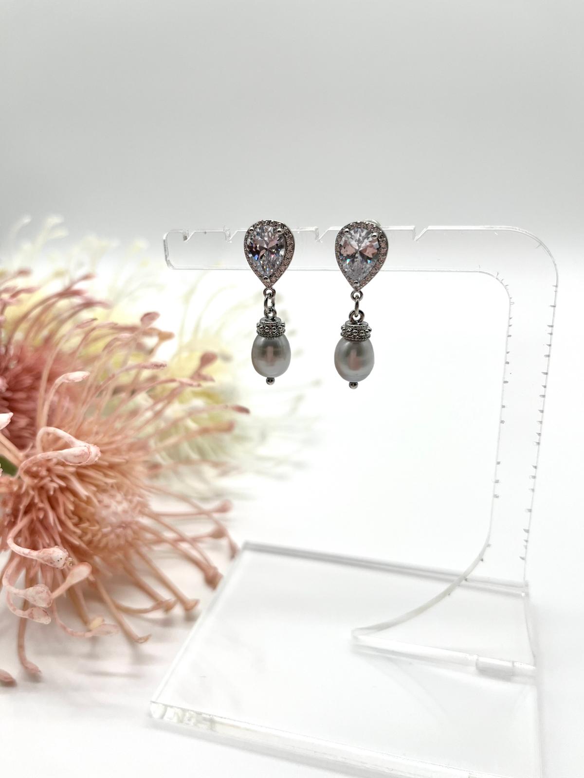 Zarte Ohrstecker in silber, Tropfenform mit Zirkonia und echten Perlen