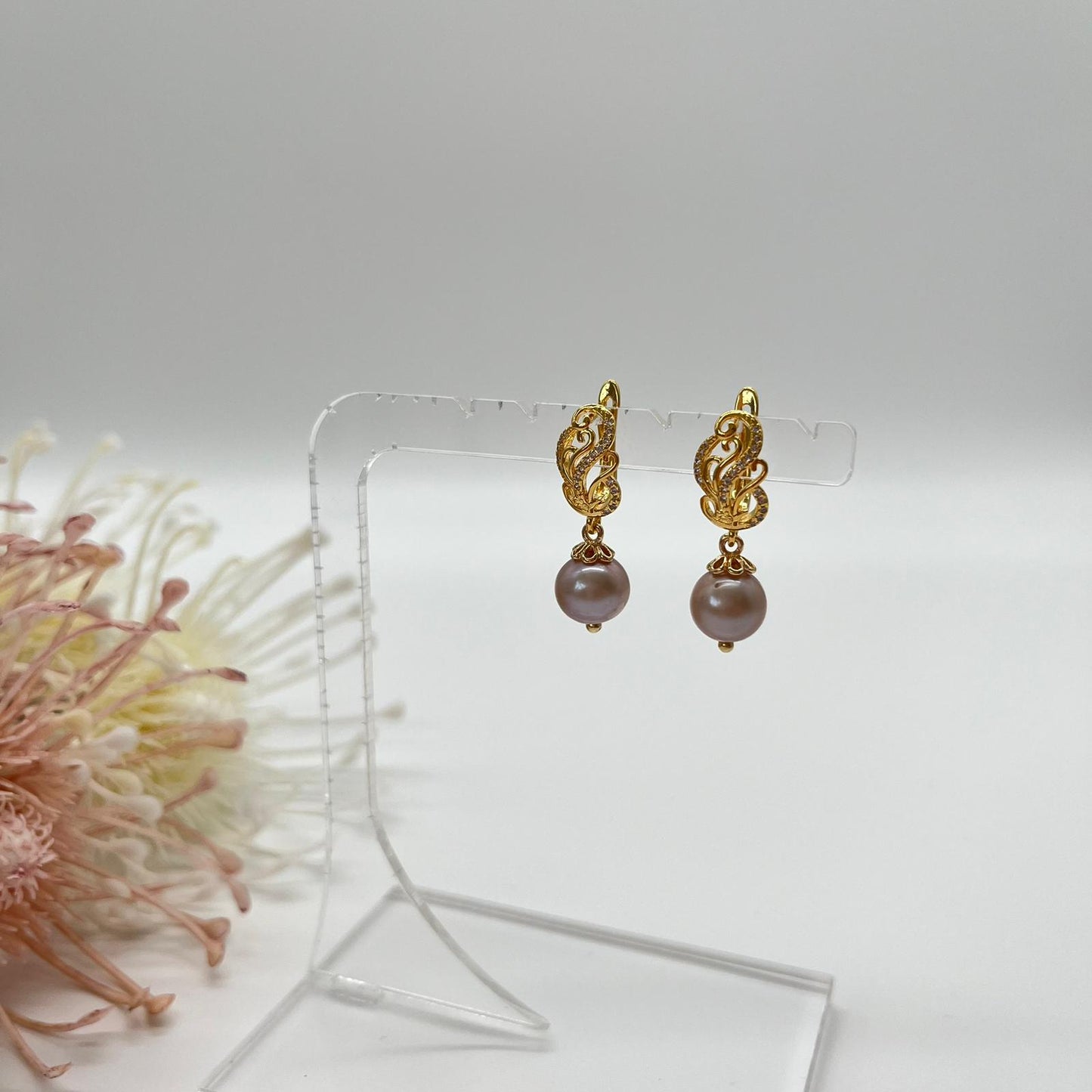 Zarte Ohrringe im Ajour-Stil in gold mit Zirkonia und echten Perlen