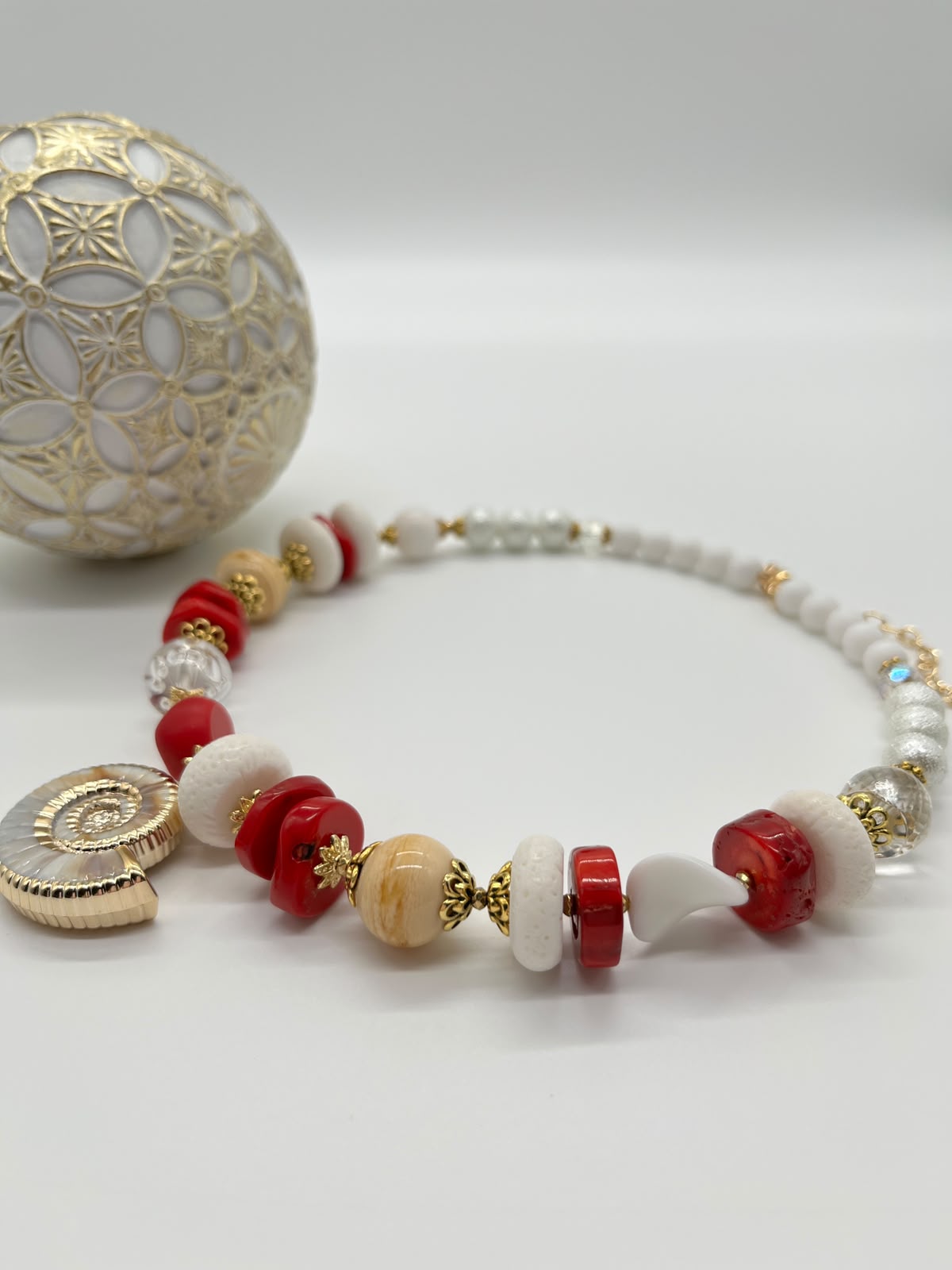 Collier „Flüstern des Meeres“ mit weißen und roten Korallen, Lampwork und vielen dekorativen Elementen