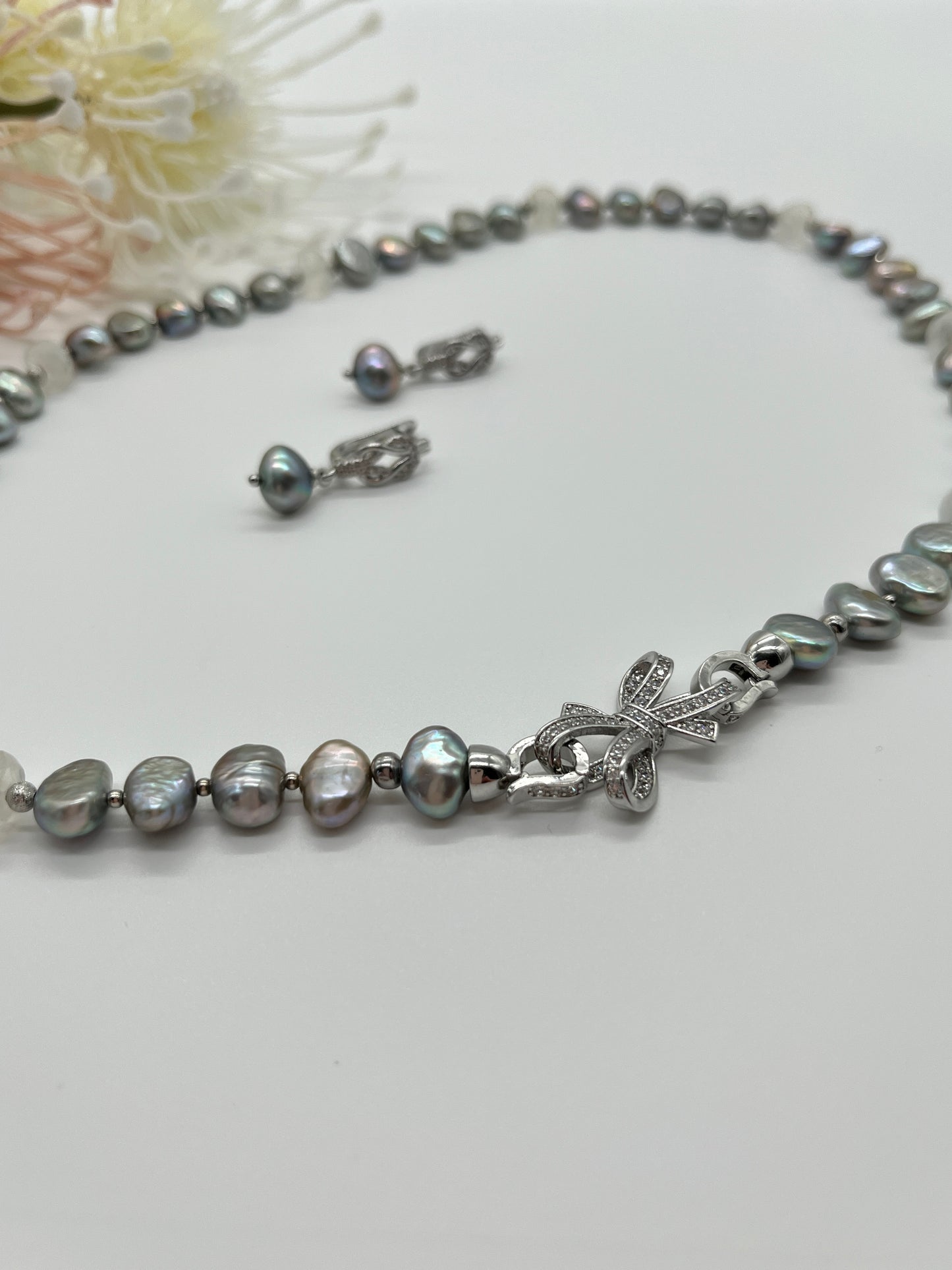 ✨ Elegantes Schmuckset mit grau schimmernden Barockperlen und Mondstein ✨
