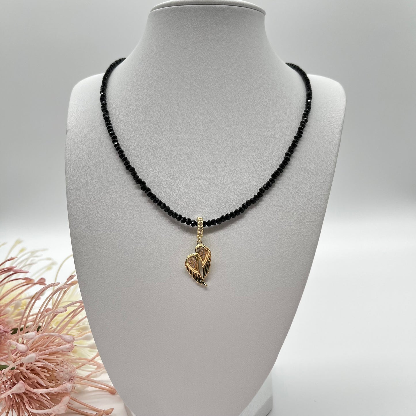 Edelsteinkette aus Turmalin Schörl mit Engelsflügel Anhänger in gold