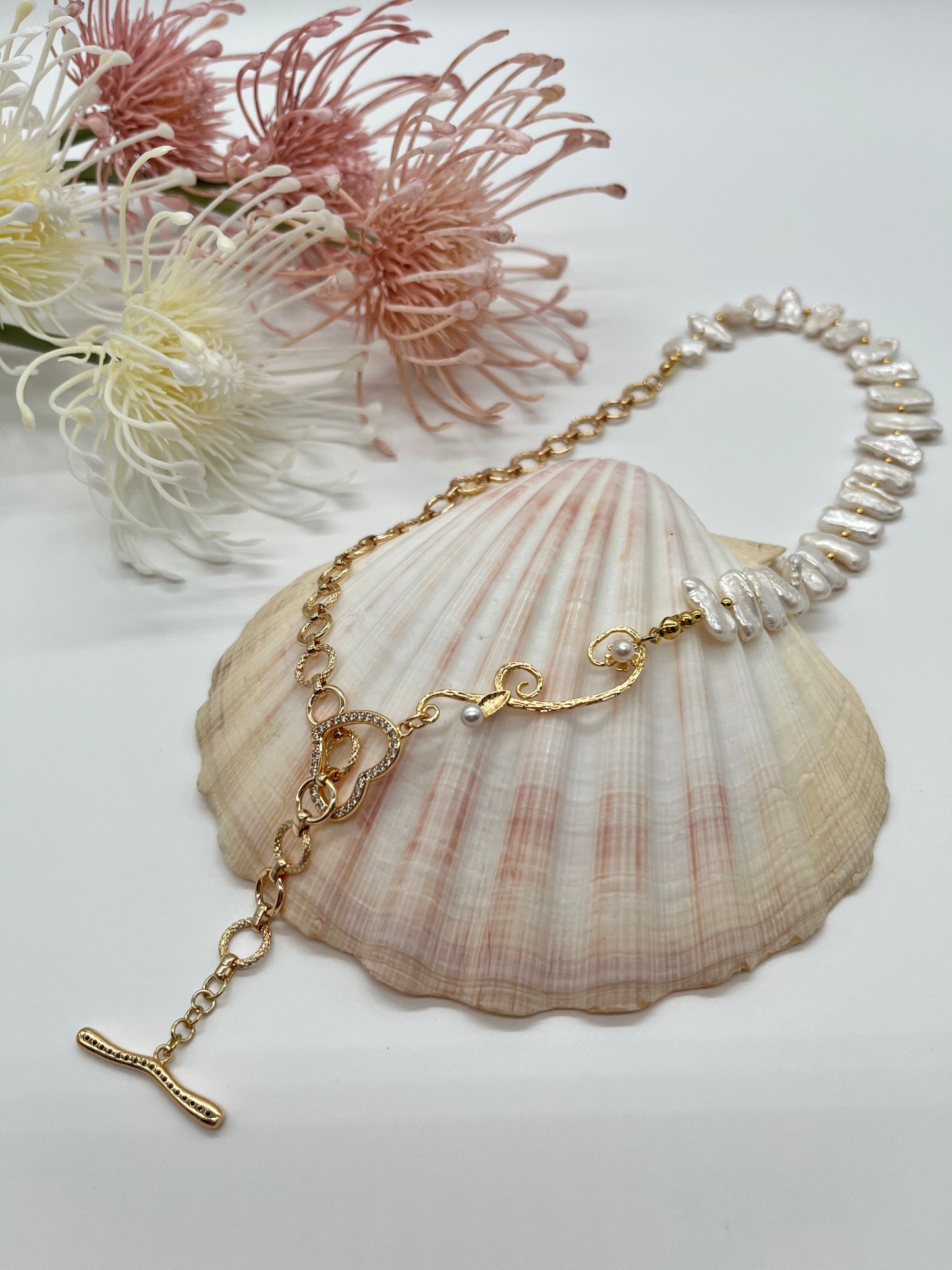 Handgefertigtes Collier mit edlen Biwa-Perlen und vergoldeten Designelementen