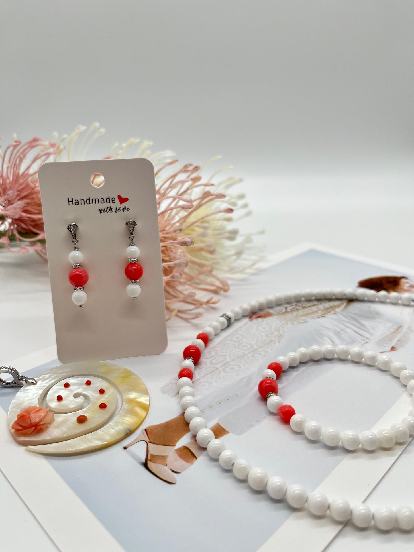 Sommerliches Schmuck-Set aus Muschelperlen und Koralle