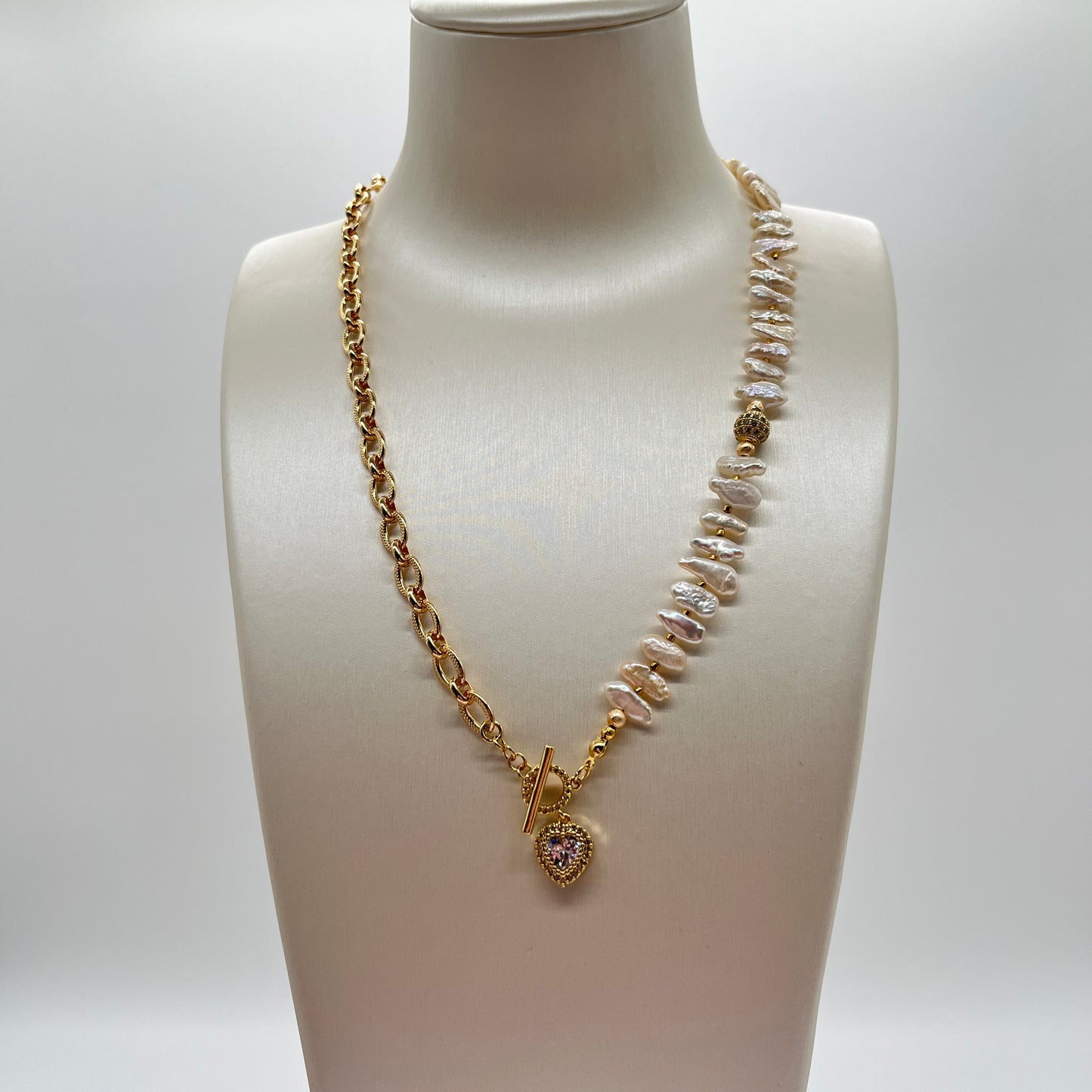 Handgefertigtes Collier mit Biwa Perlen