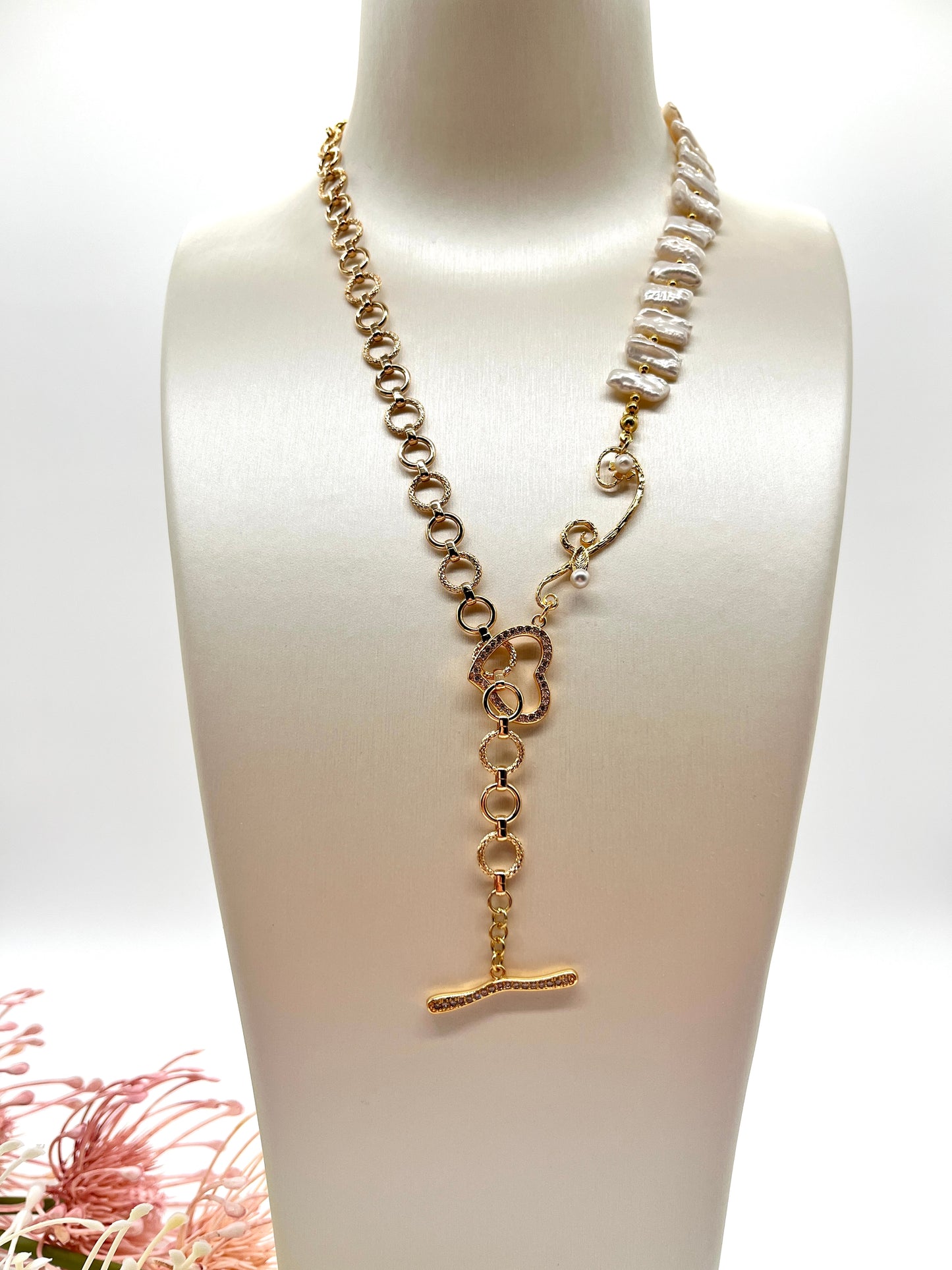 Handgefertigtes Collier mit edlen Biwa-Perlen und vergoldeten Designelementen