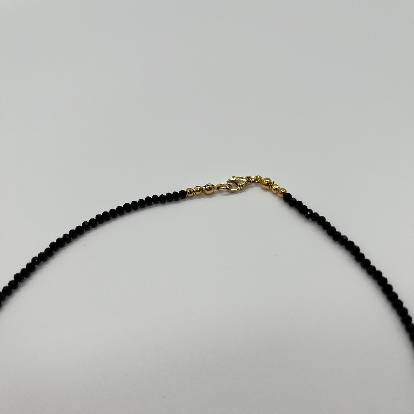 Edelsteinkette aus Turmalin Schörl mit Engelsflügel Anhänger in gold