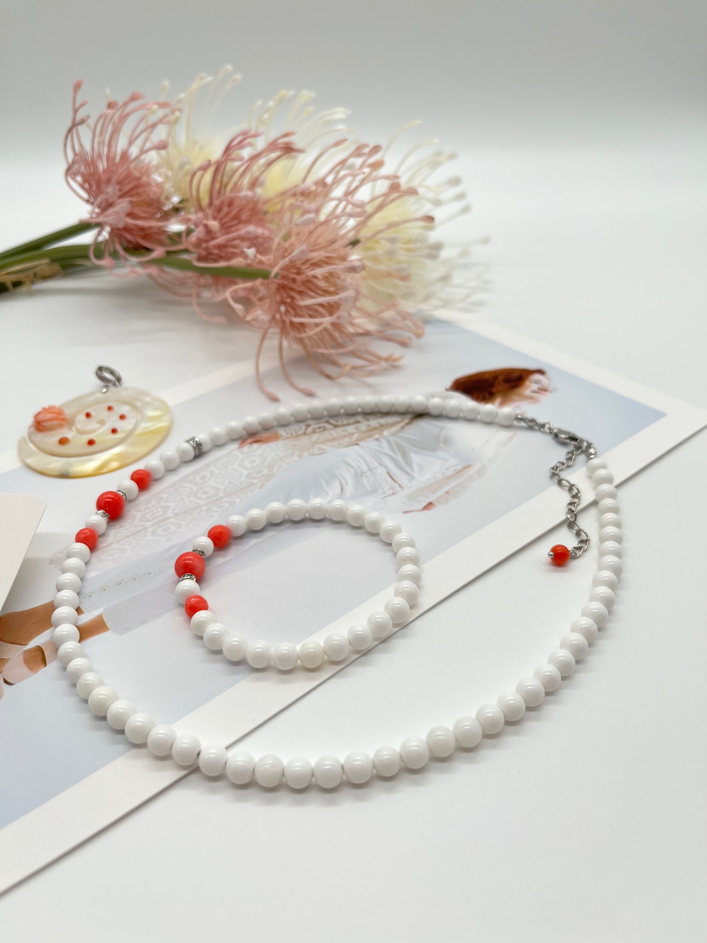 Sommerliches Schmuck-Set aus Muschelperlen und Koralle