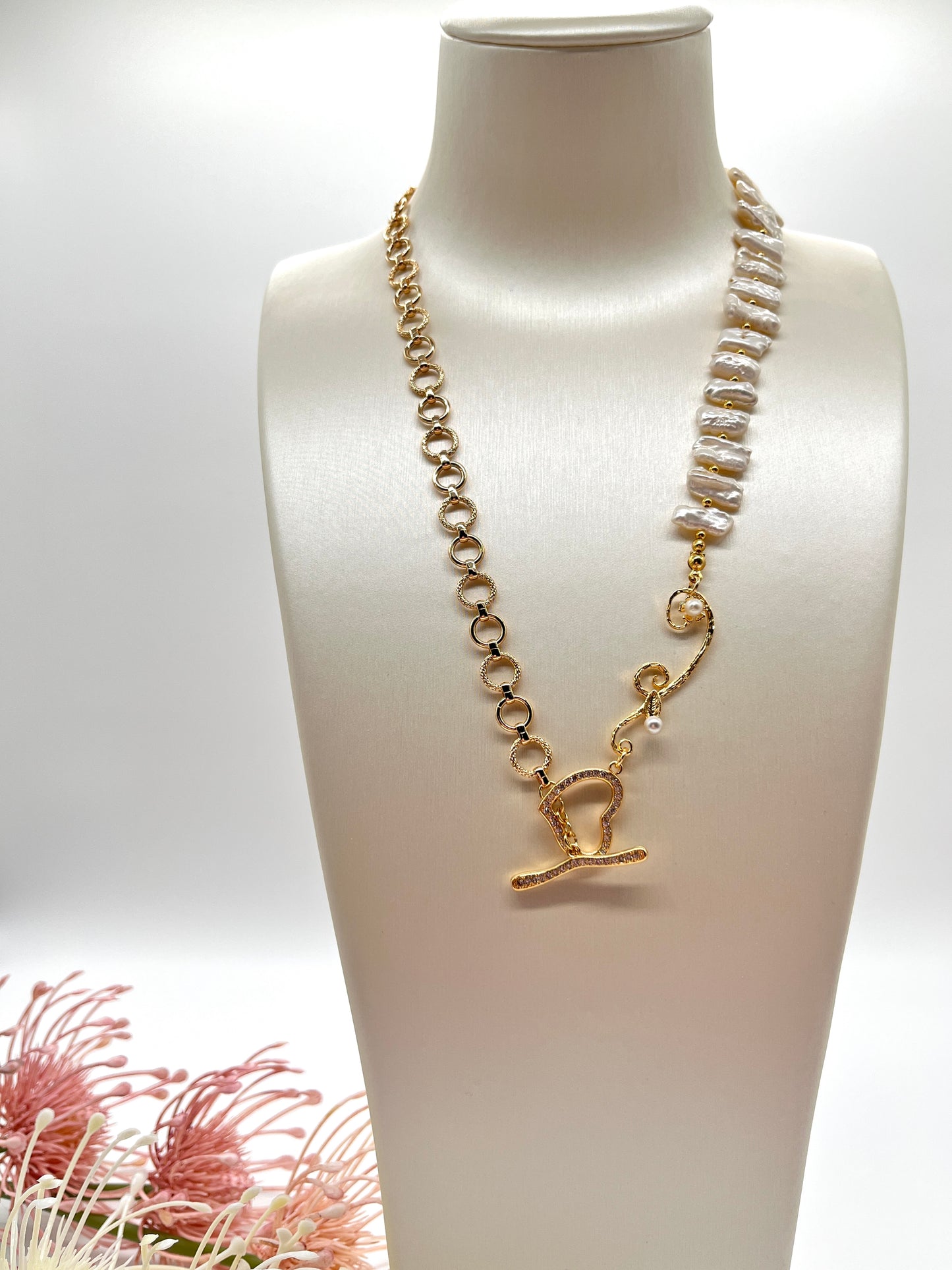 Handgefertigtes Collier mit edlen Biwa-Perlen und vergoldeten Designelementen