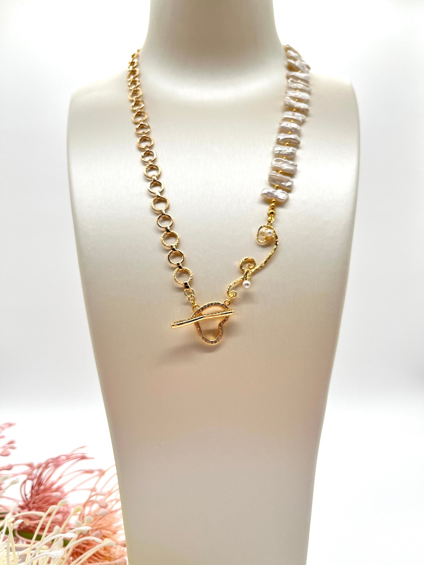 Handgefertigtes Collier mit edlen Biwa-Perlen und vergoldeten Designelementen