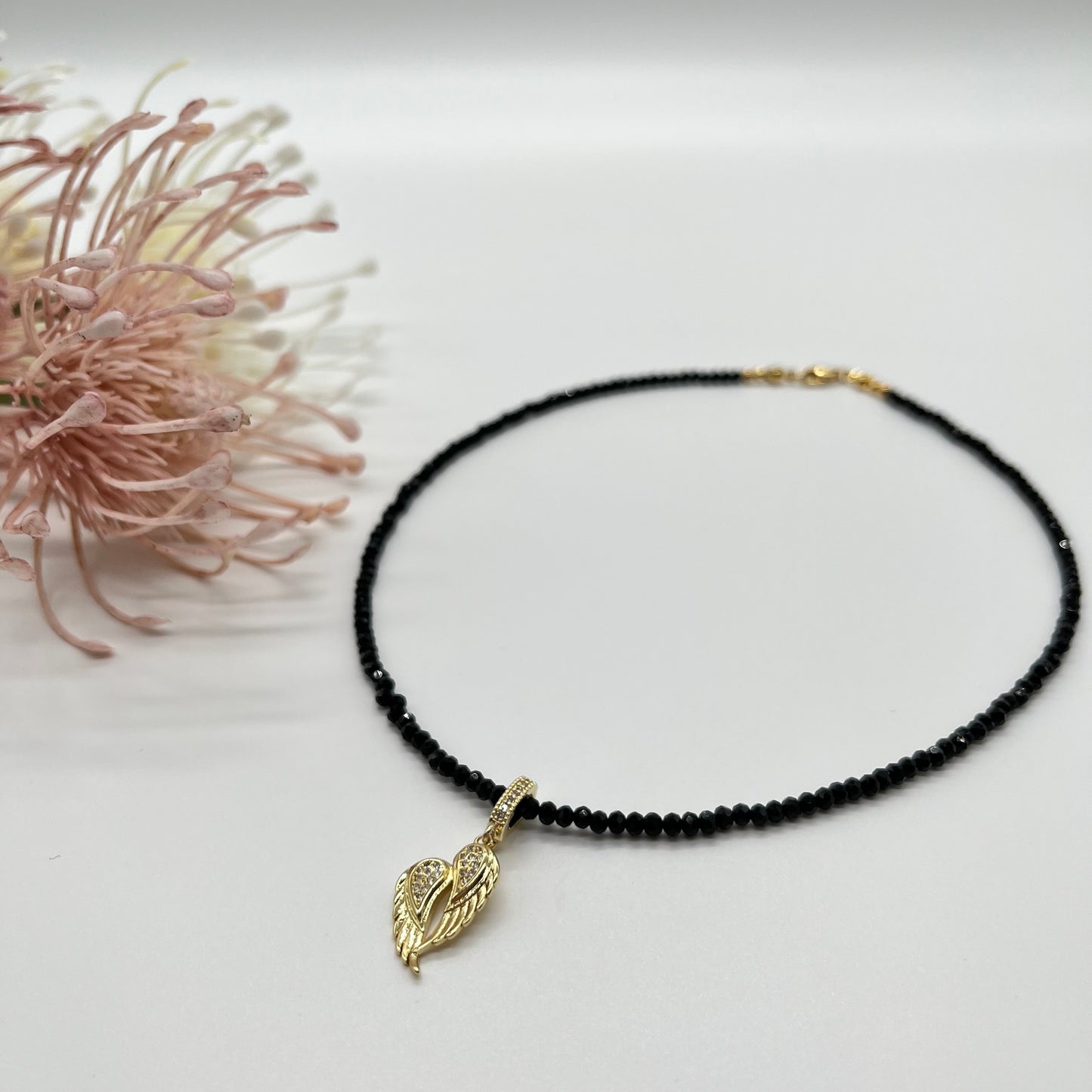 Edelsteinkette aus Turmalin Schörl mit Engelsflügel Anhänger in gold