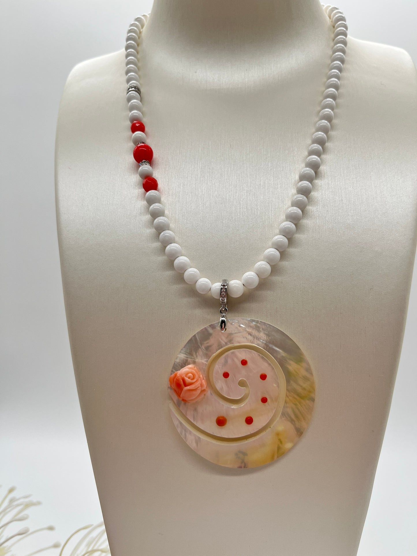 Sommerliches Schmuck-Set aus Muschelperlen und Koralle