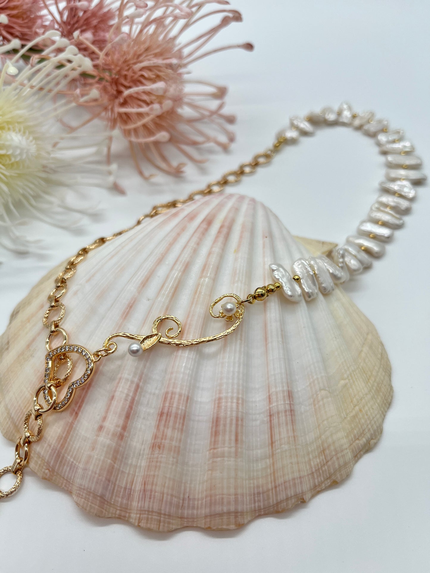 Handgefertigtes Collier mit edlen Biwa-Perlen und vergoldeten Designelementen