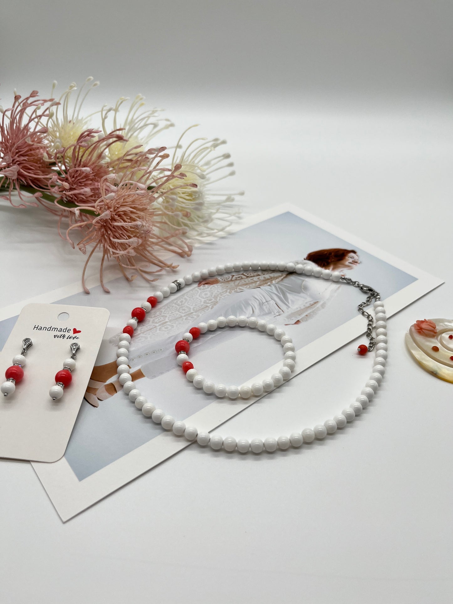 Sommerliches Schmuck-Set aus Muschelperlen und Koralle