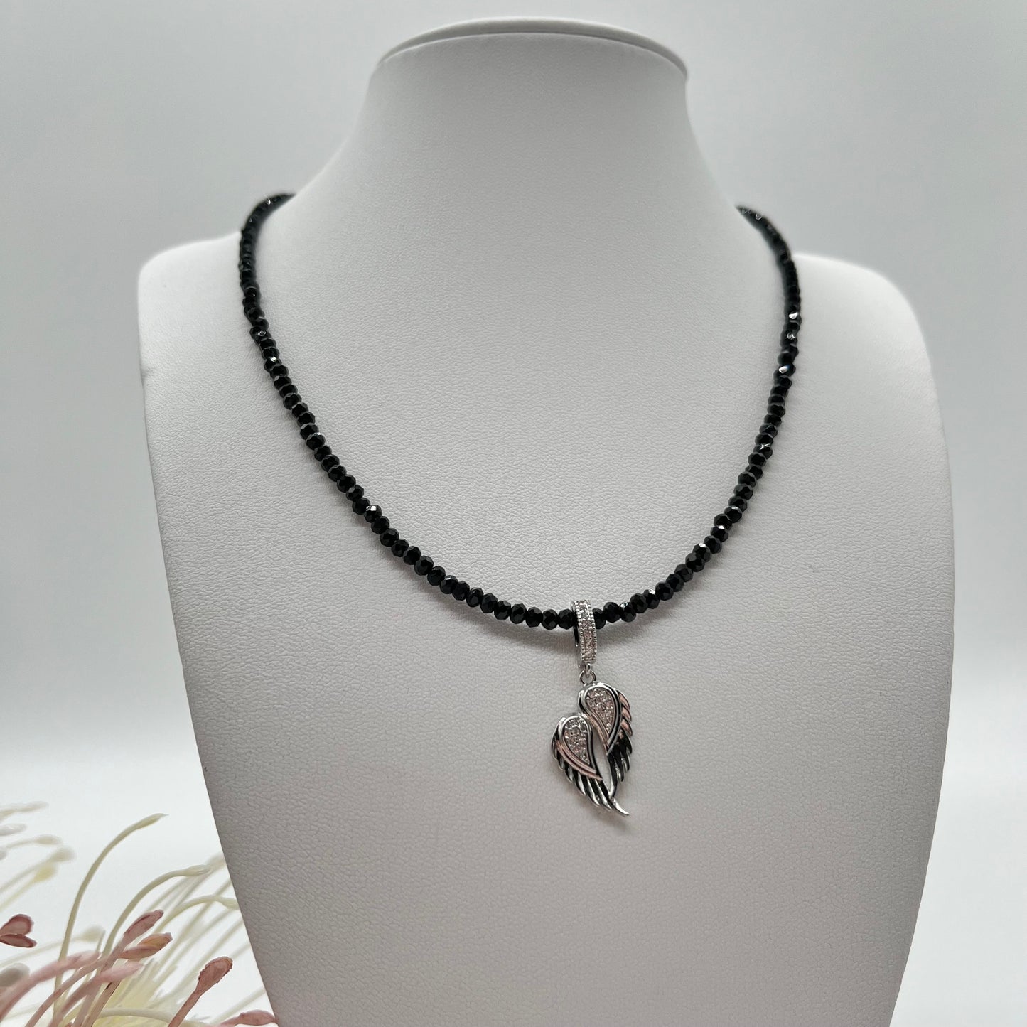 Edelsteinkette aus Turmalin Schörl mit Engelsflügel Anhänger in silber