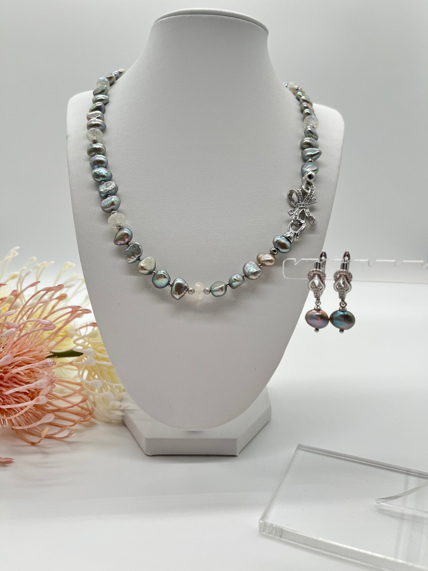 ✨ Elegantes Schmuckset mit grau schimmernden Barockperlen und Mondstein ✨