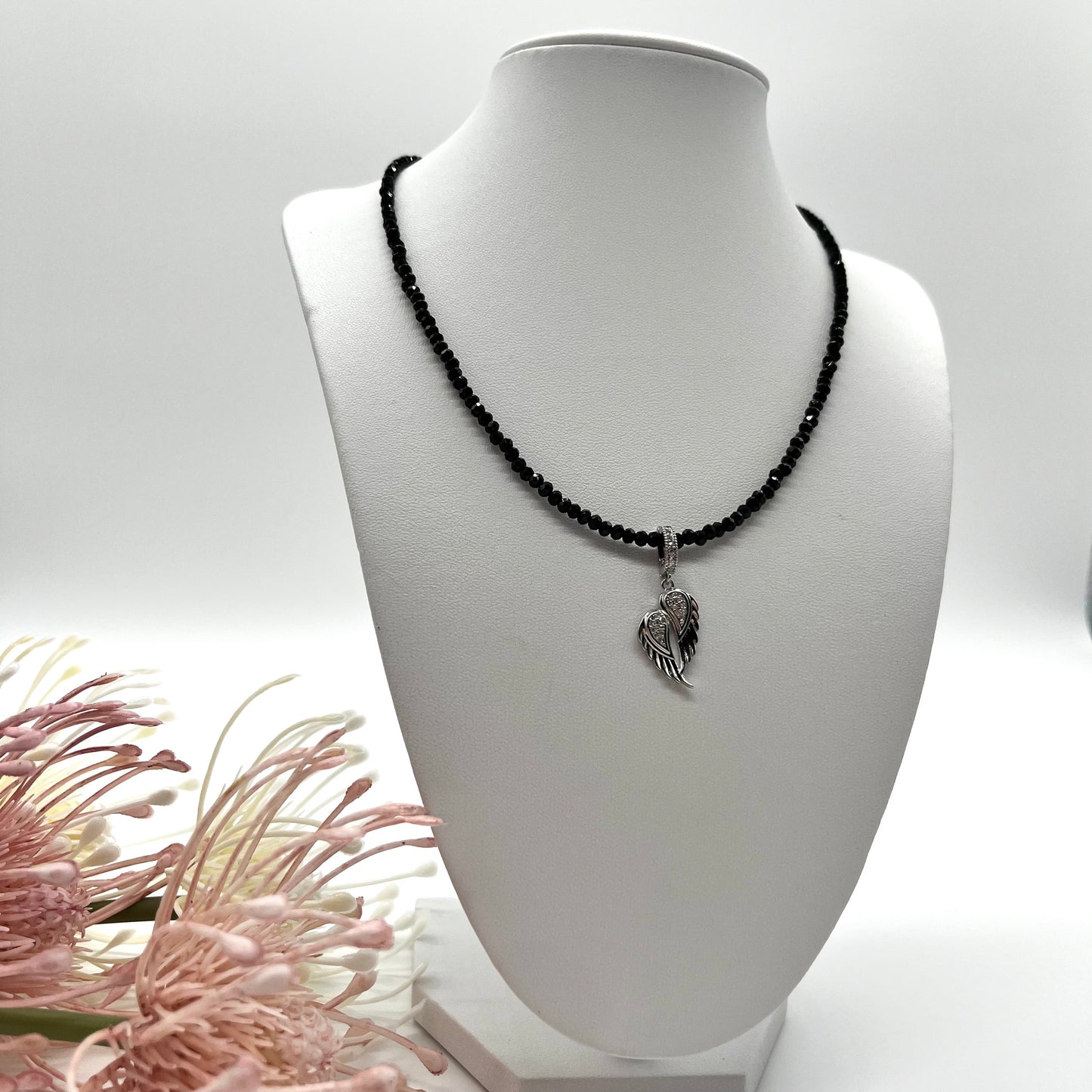 Edelsteinkette aus Turmalin Schörl mit Engelsflügel Anhänger in silber