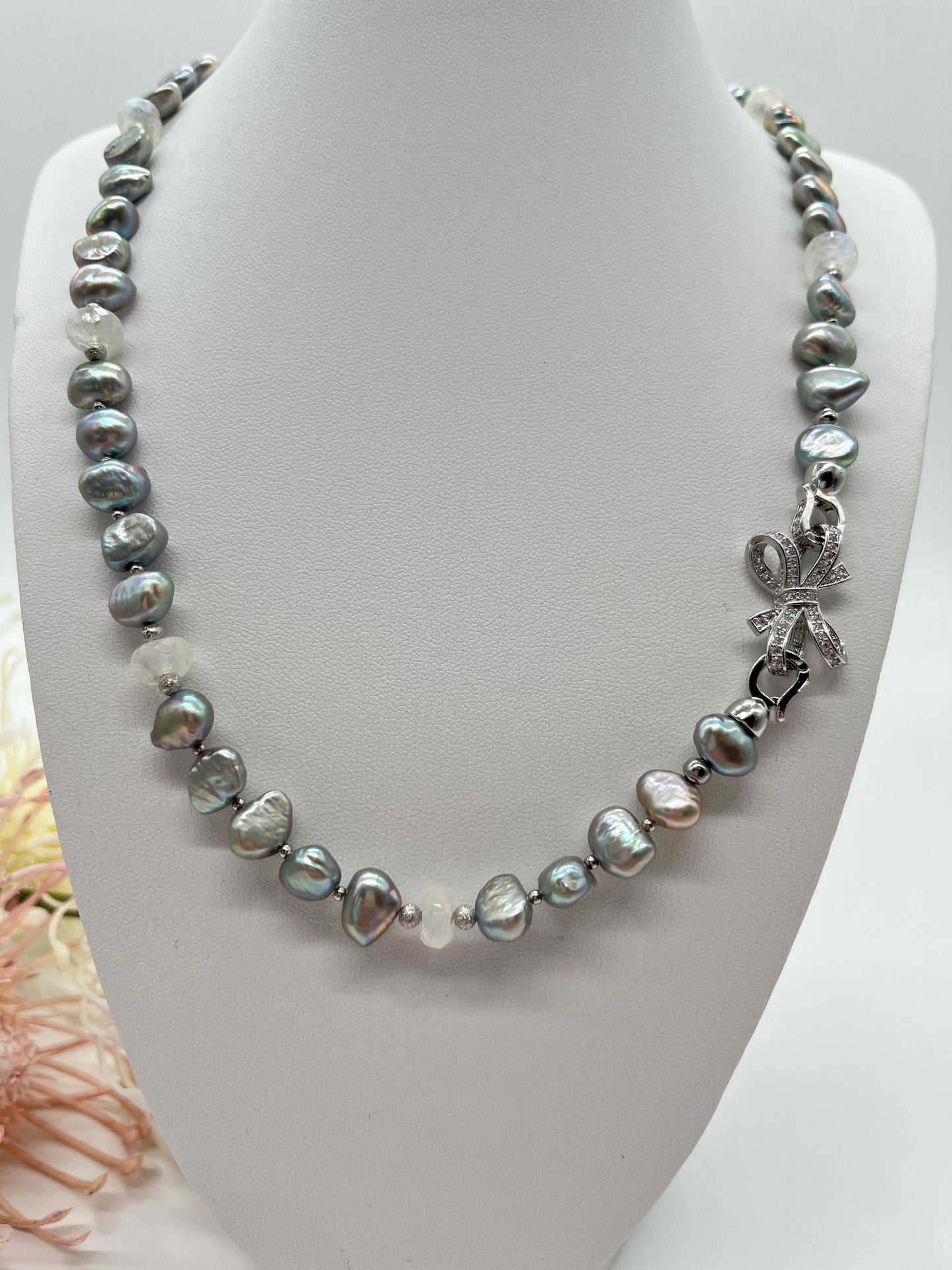 ✨ Elegantes Schmuckset mit grau schimmernden Barockperlen und Mondstein ✨
