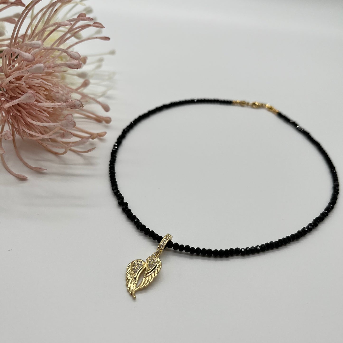 Edelsteinkette aus Turmalin Schörl mit Engelsflügel Anhänger in gold