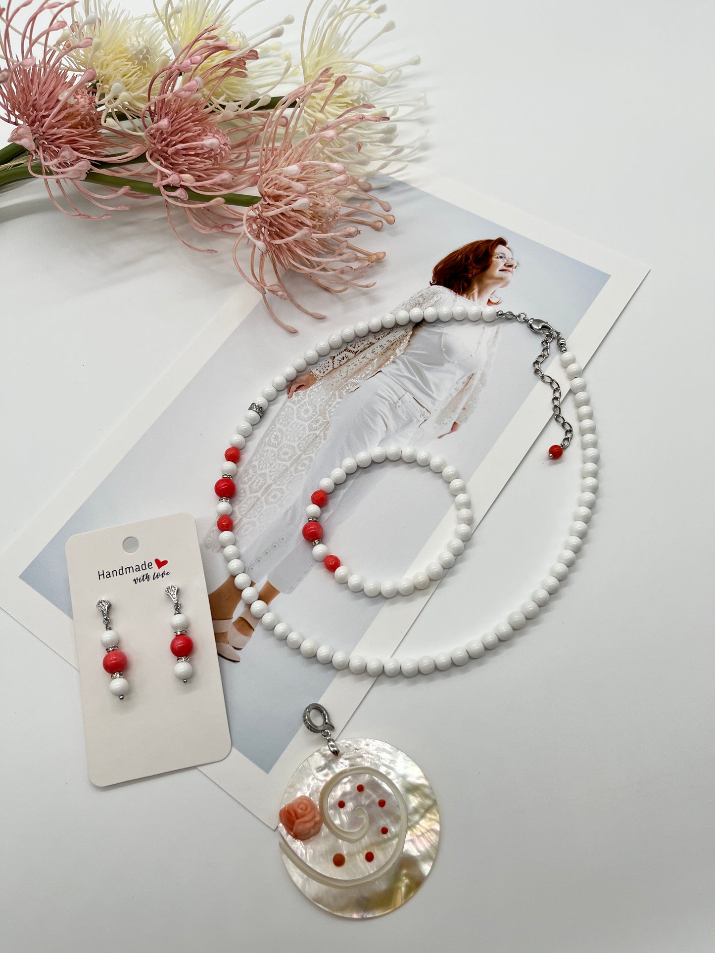 Sommerliches Schmuck-Set aus Muschelperlen und Koralle