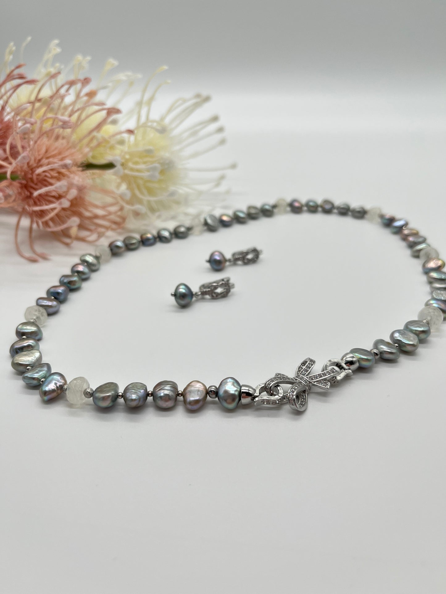 ✨ Elegantes Schmuckset mit grau schimmernden Barockperlen und Mondstein ✨
