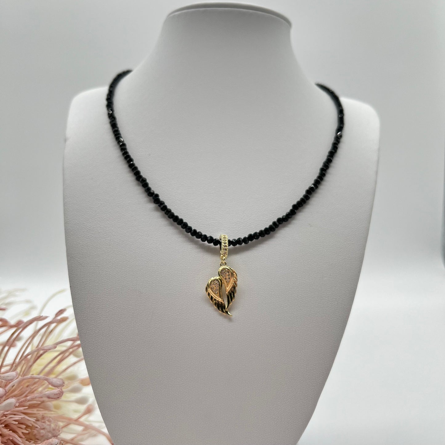 Edelsteinkette aus Turmalin Schörl mit Engelsflügel Anhänger in gold