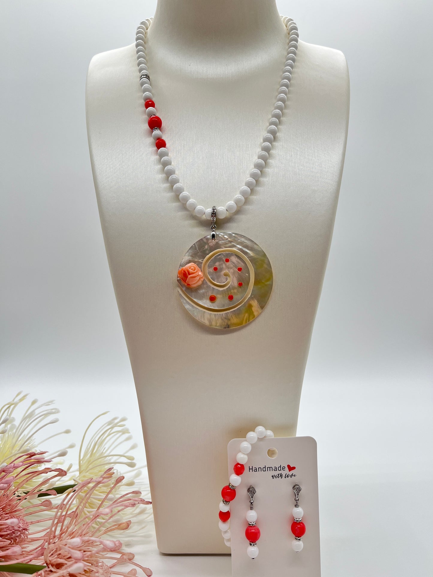 Sommerliches Schmuck-Set aus Muschelperlen und Koralle