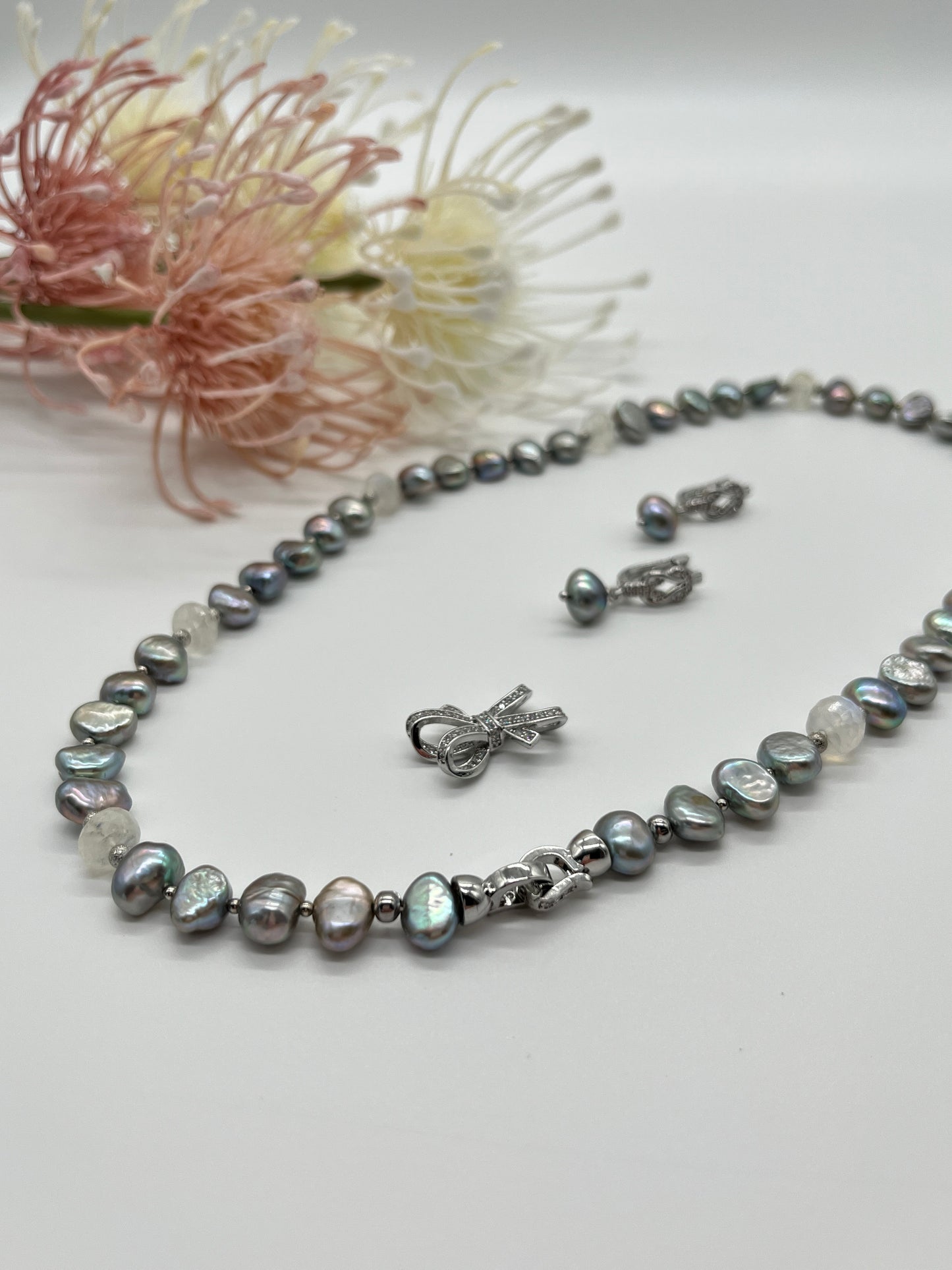 ✨ Elegantes Schmuckset mit grau schimmernden Barockperlen und Mondstein ✨