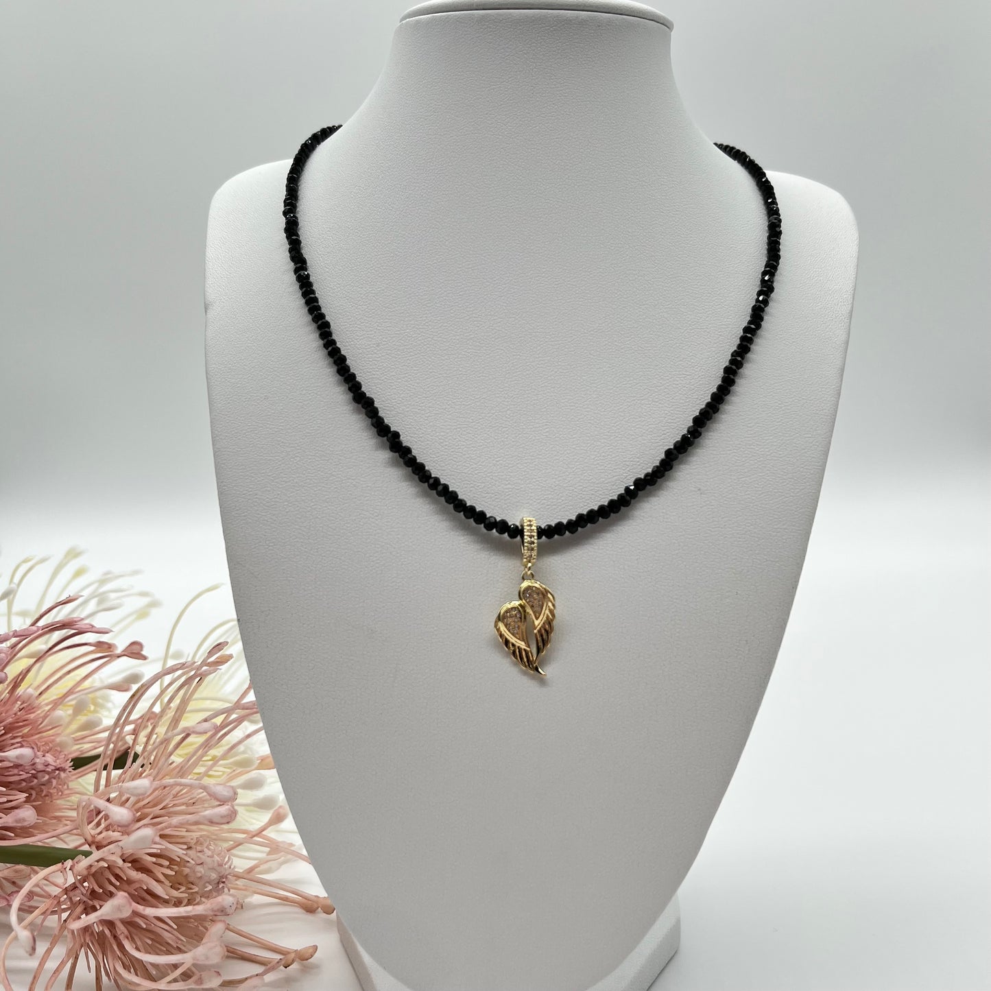 Edelsteinkette aus Turmalin Schörl mit Engelsflügel Anhänger in gold