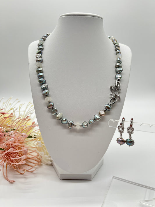 ✨ Elegantes Schmuckset mit grau schimmernden Barockperlen und Mondstein ✨