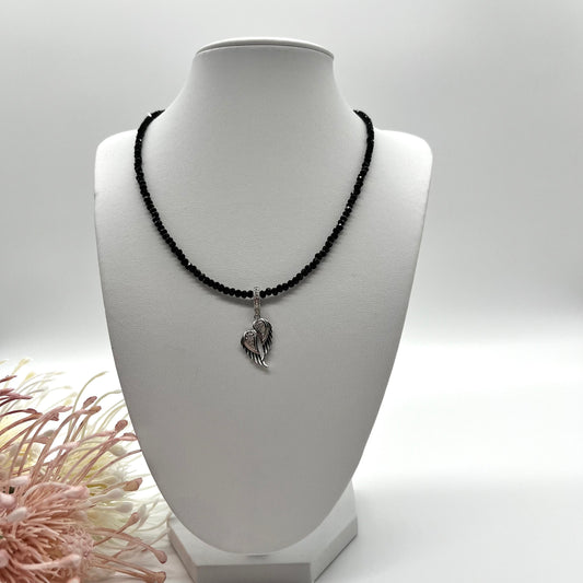 Edelsteinkette aus Turmalin Schörl mit Engelsflügel Anhänger in silber