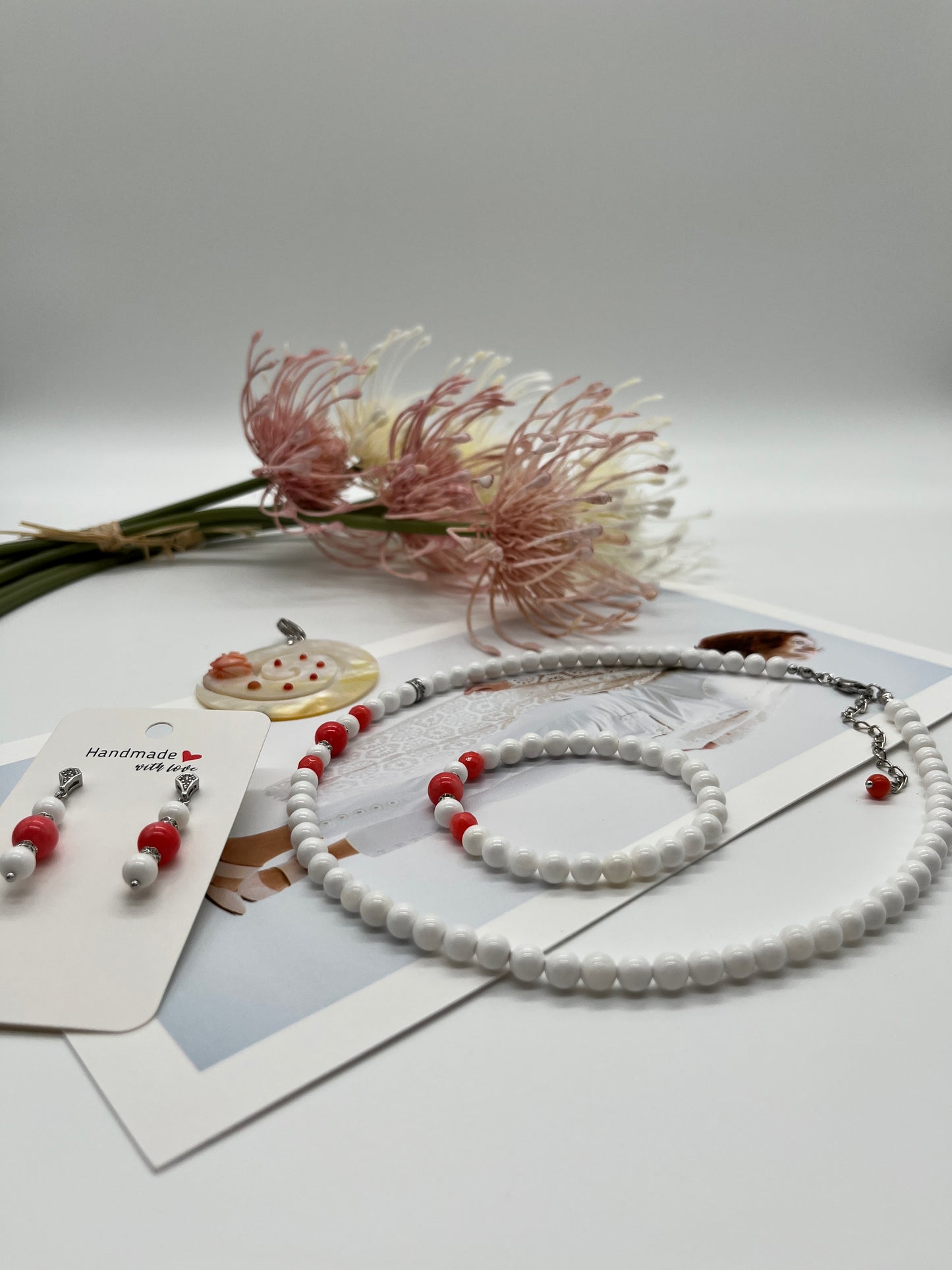 Sommerliches Schmuck-Set aus Muschelperlen und Koralle