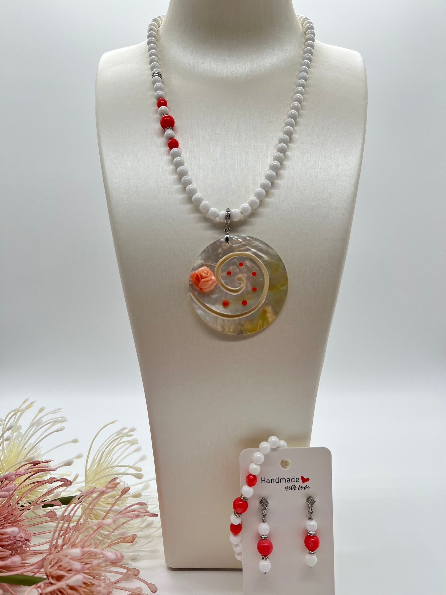 Sommerliches Schmuck-Set aus Muschelperlen und Koralle