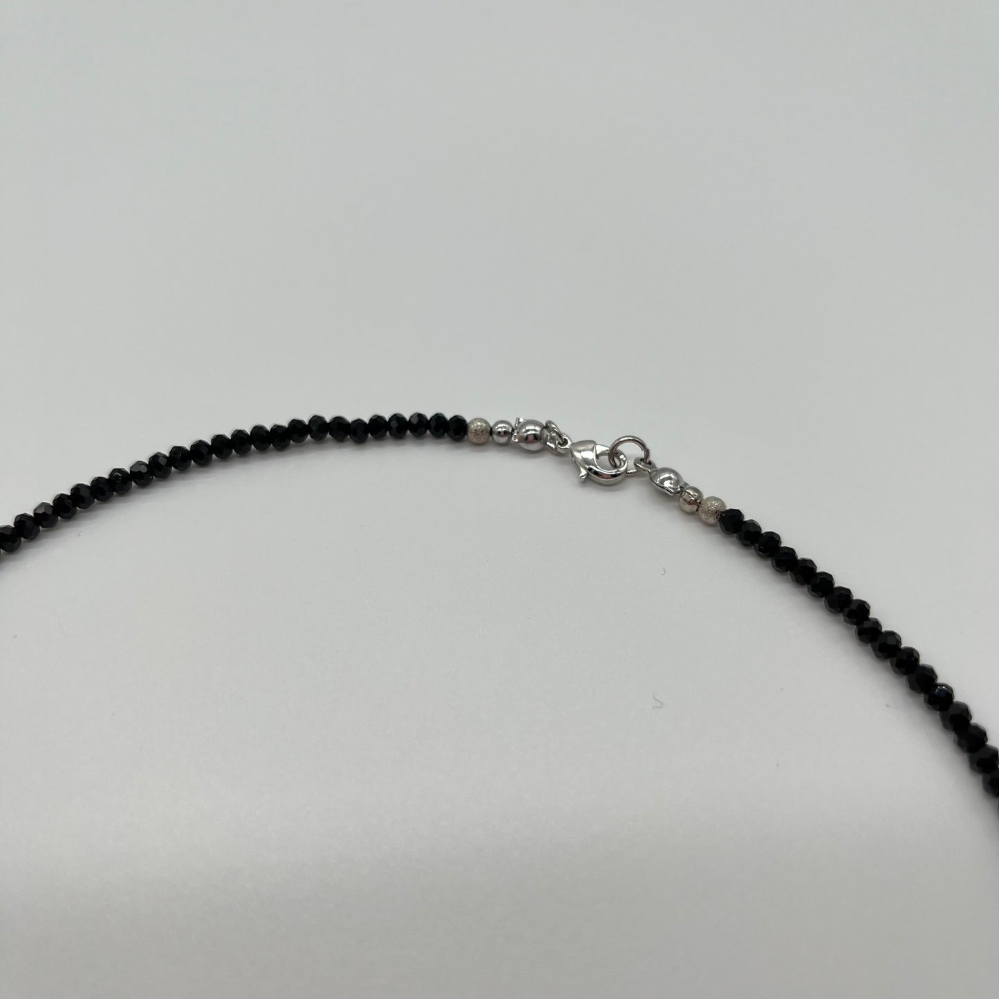 Edelsteinkette aus Turmalin Schörl mit Engelsflügel Anhänger in silber