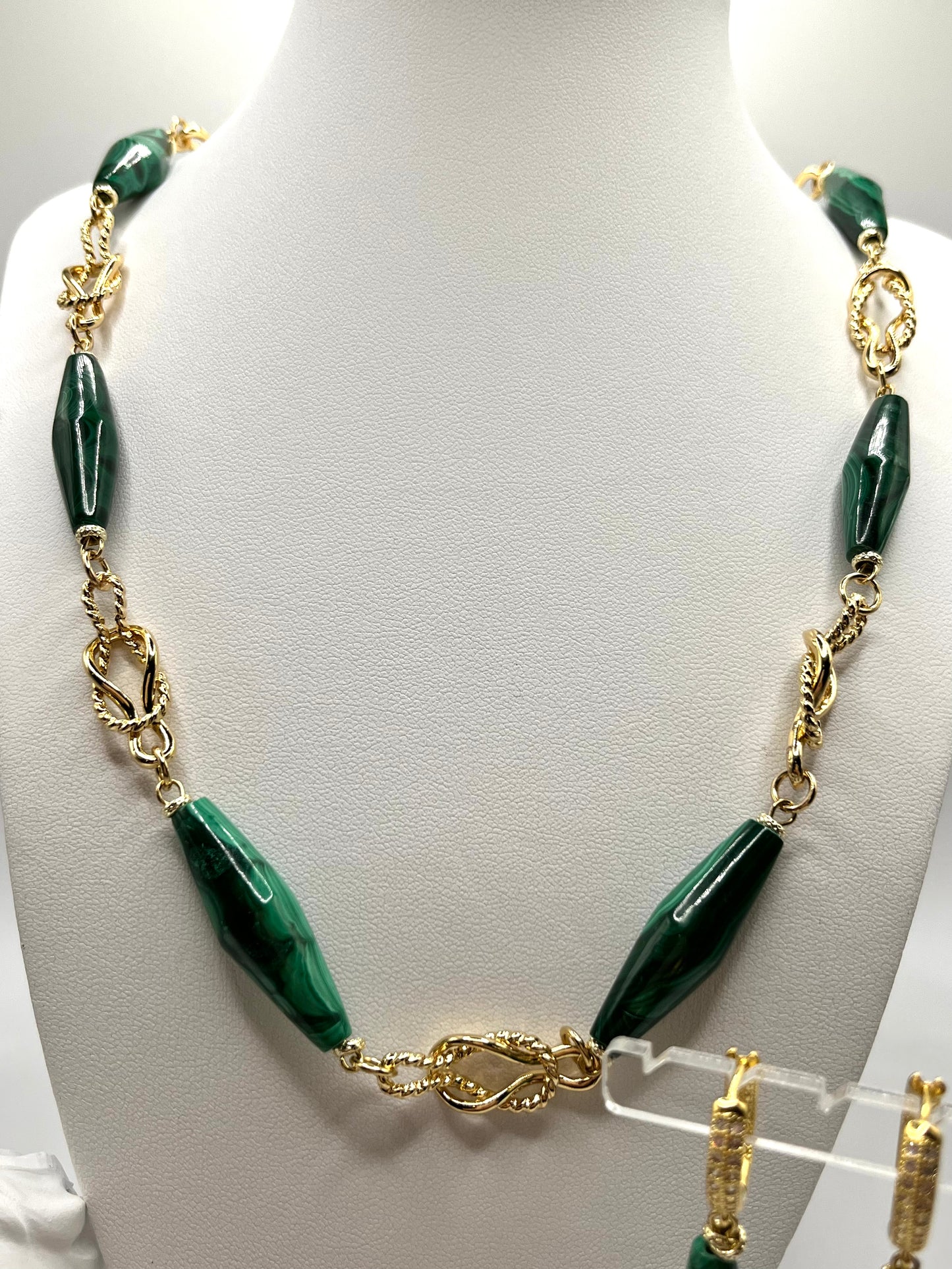 Eleganz in Grün – Schmuckset aus Malachit & Goldakzenten