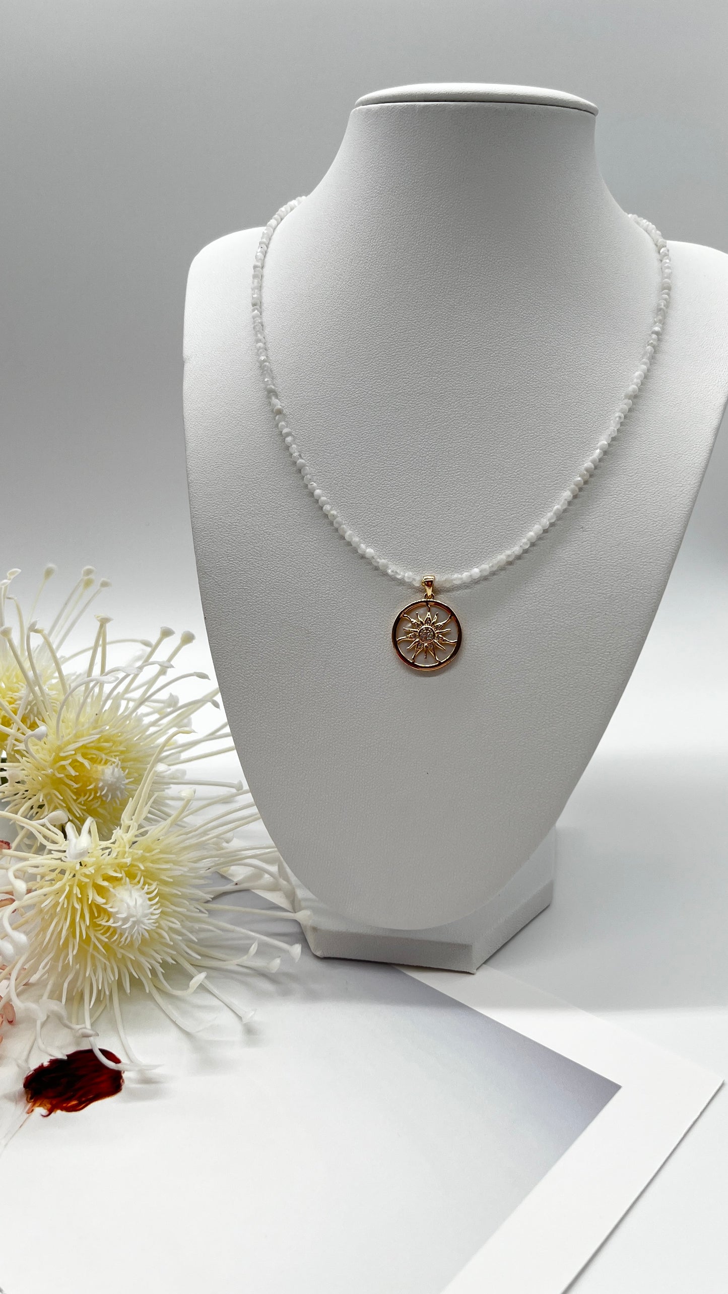 ✨Mondstein Kette mit zartem Sonnenanhänger in Gold
