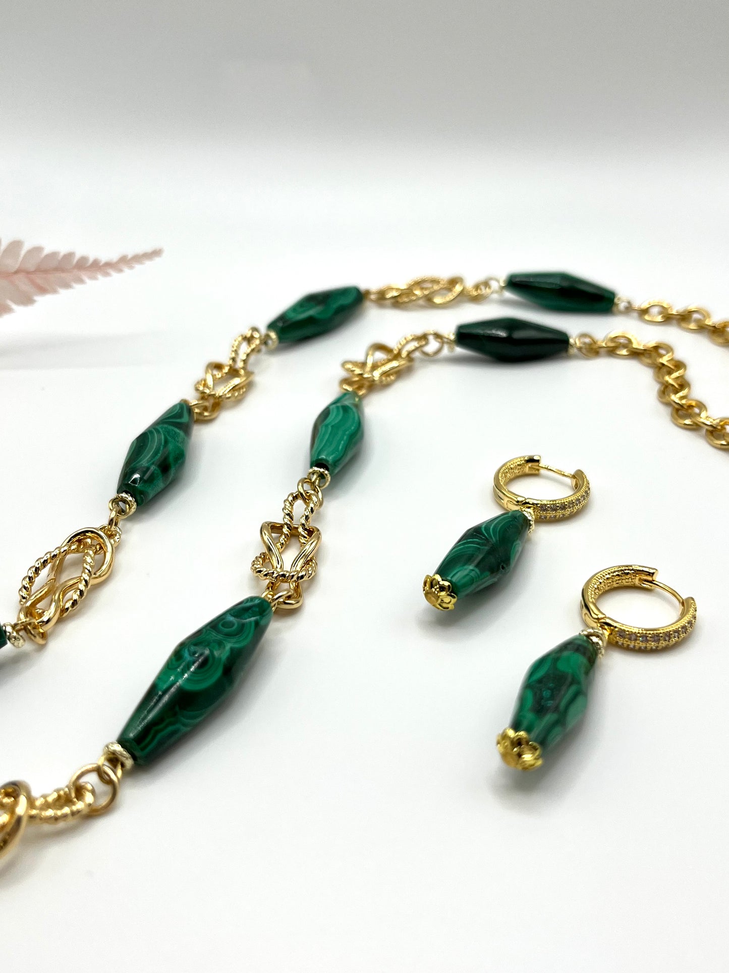 Eleganz in Grün – Schmuckset aus Malachit & Goldakzenten