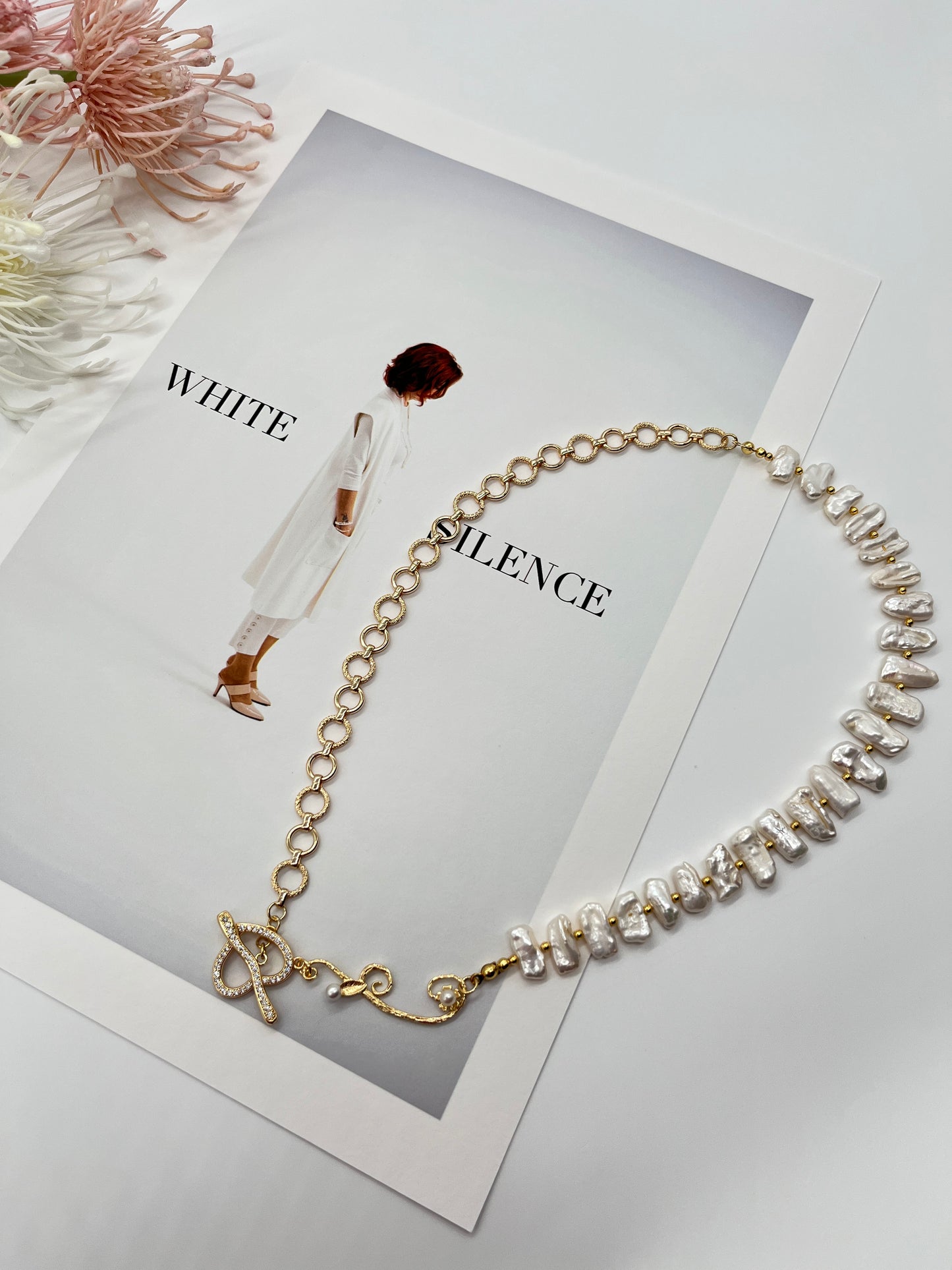 Handgefertigtes Collier mit edlen Biwa-Perlen und vergoldeten Designelementen