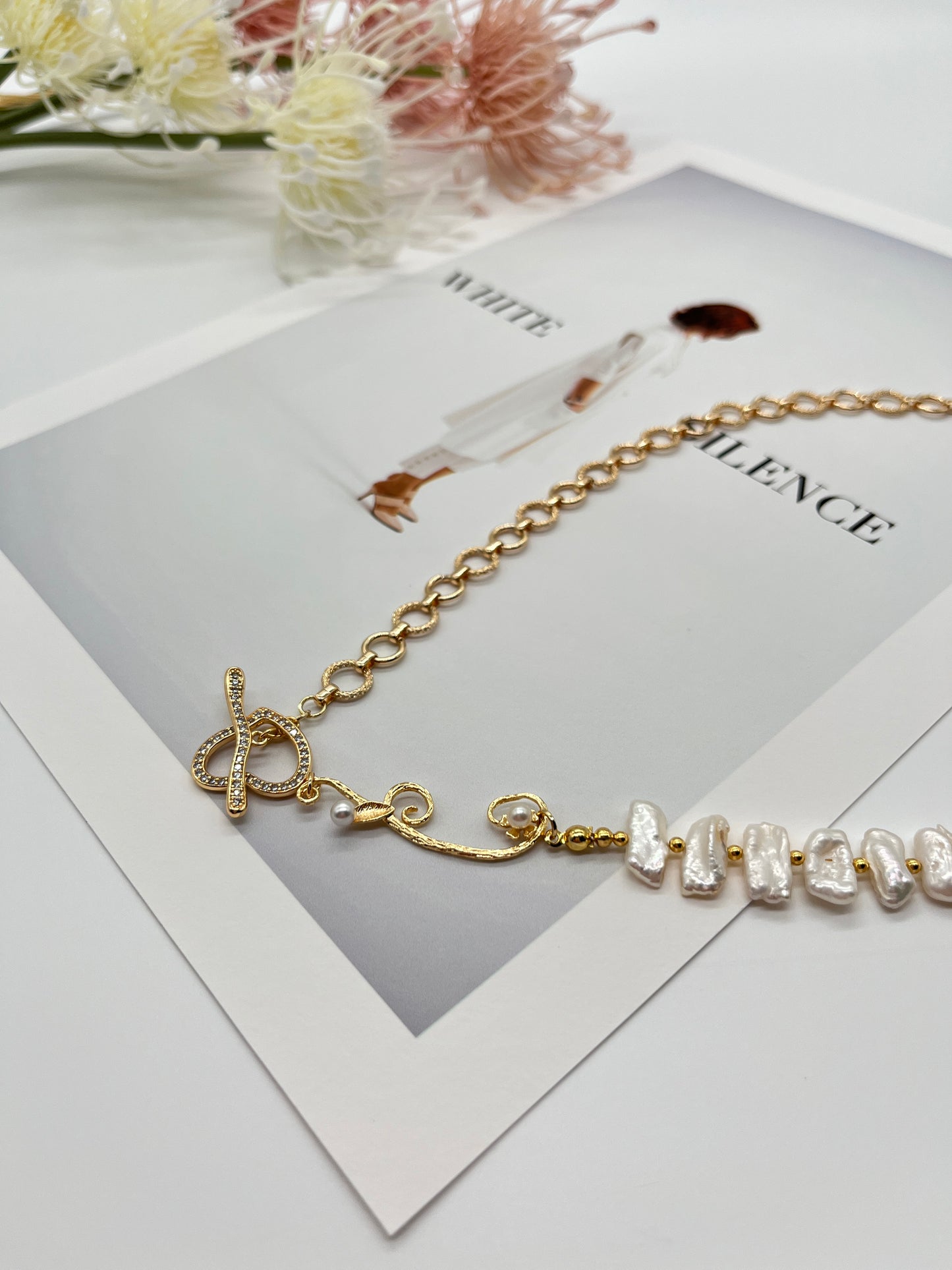 Handgefertigtes Collier mit edlen Biwa-Perlen und vergoldeten Designelementen