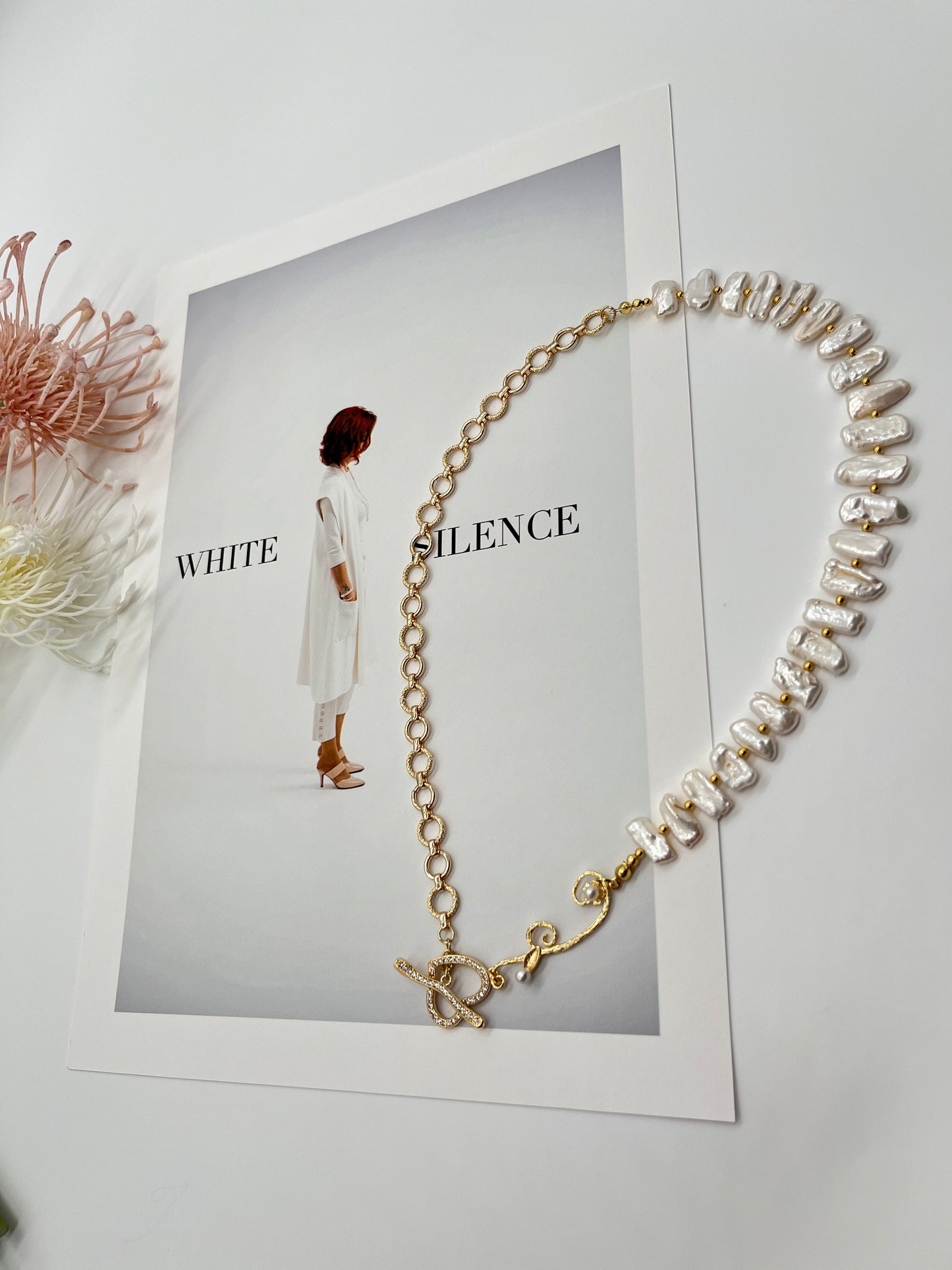 Handgefertigtes Collier mit edlen Biwa-Perlen und vergoldeten Designelementen