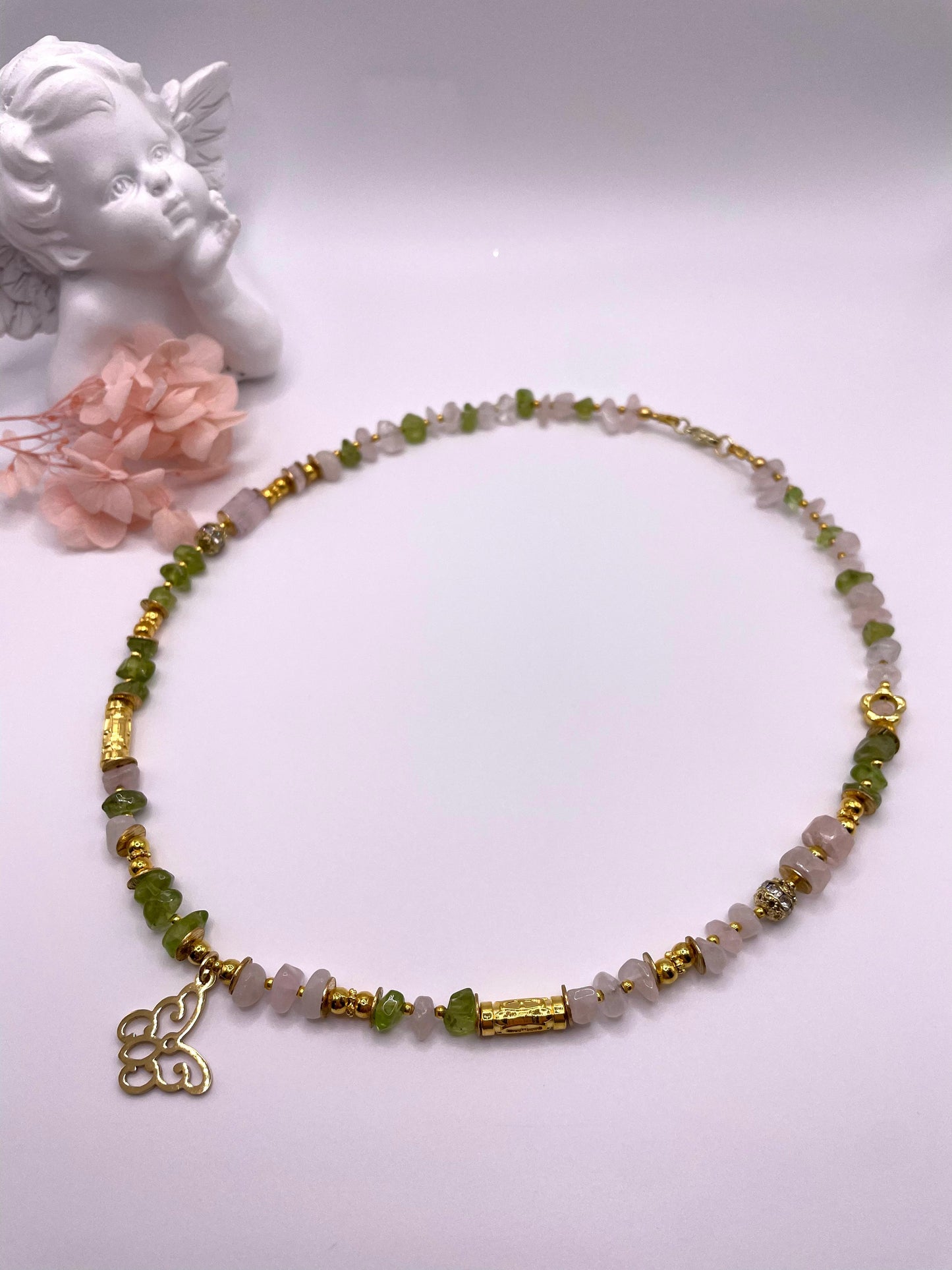 Rosenquarz, Peridot, zarte Edelsteinkette mit Schmetterling-Anhänger